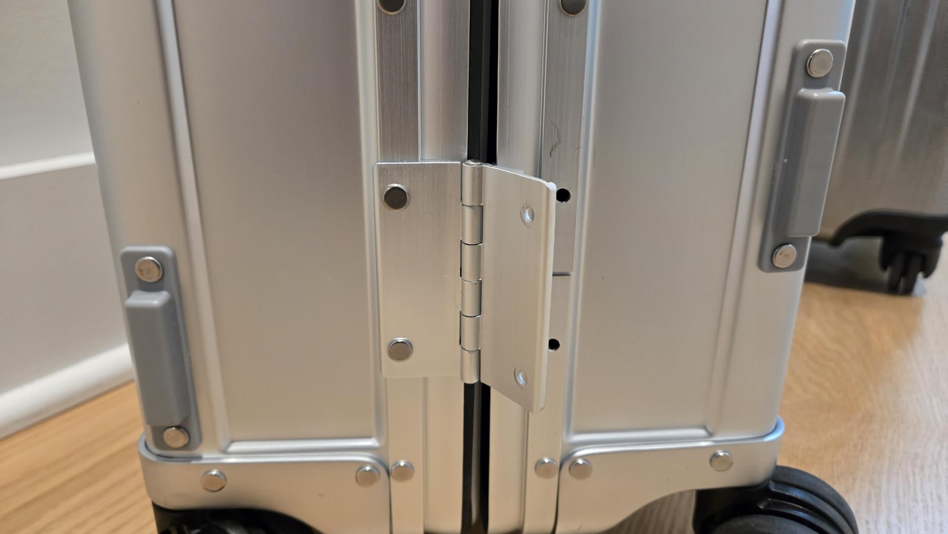 Sterling Pacific 40L Cabin Travel Case - Full Aluminum Four Wheel Carry On Luggage, Italian Leather Handles customer photo 2