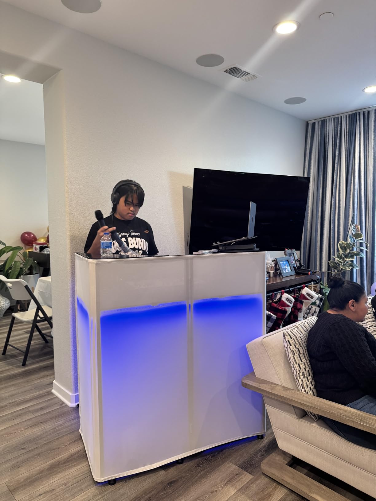 LUCKUP DJ Facade Booth 41