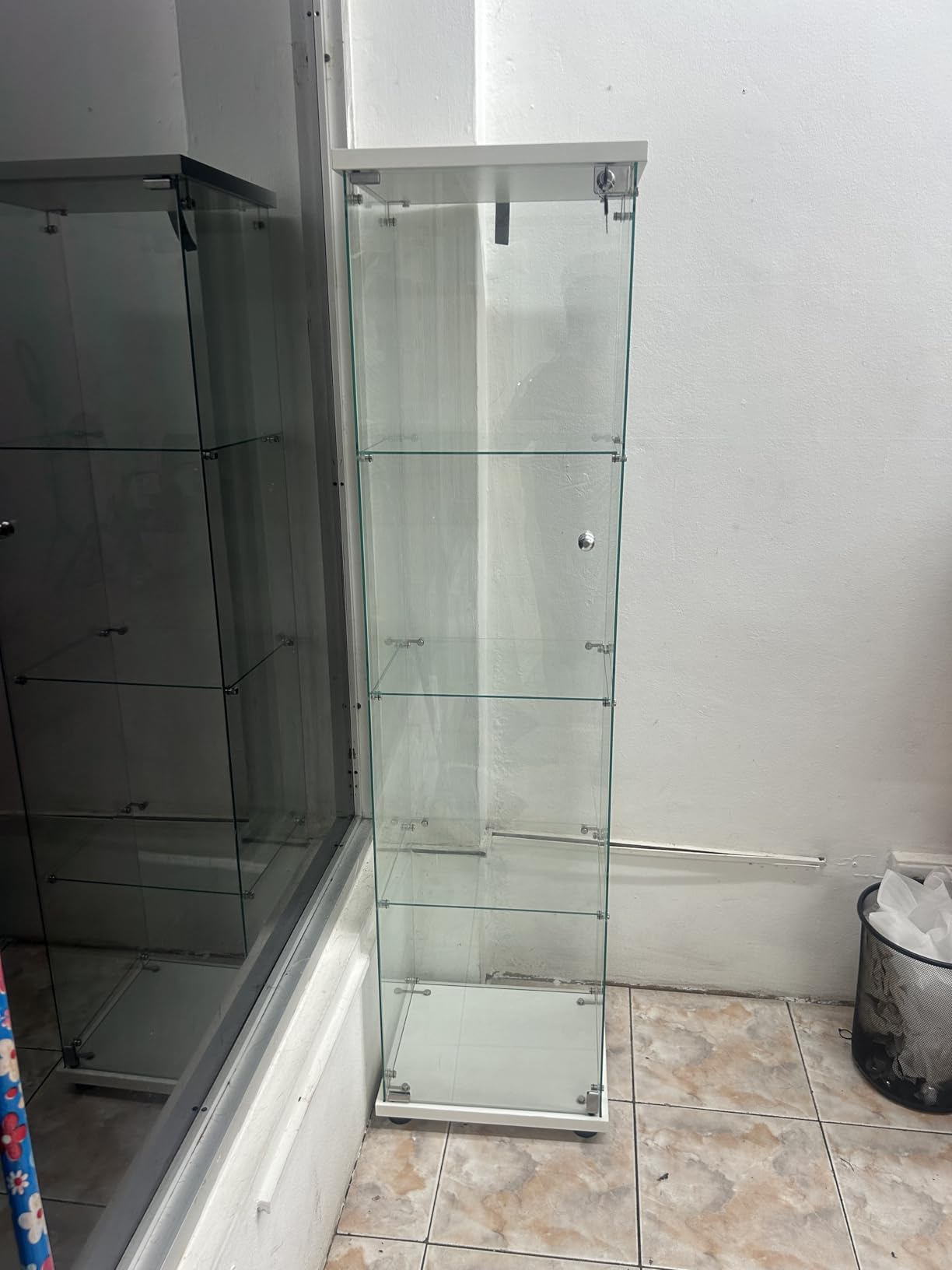 LFT HUIMEI2Y Glass Display Cabinet 5-Shelf with LED Lights and Lock, 2 Door Curio Cabinets Upgraded Quick-Install Style Tempered Glass Floor Standing Bookshelf for Living Room, Bedroom, Kitchen White customer photo 2