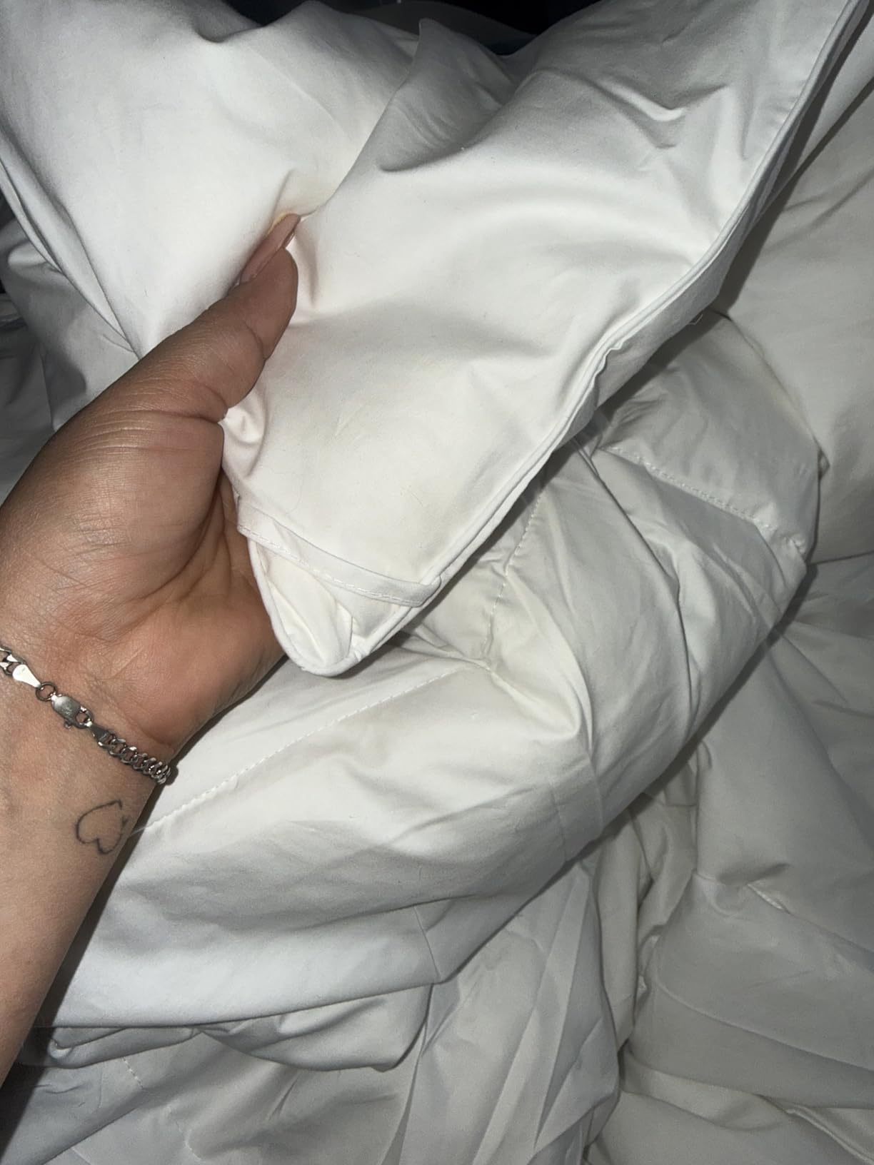 Hotel Grand Luxury White Goose Feather Down Fiber Comforter King Size, 100% Cotton All Season Duvet Insert King, Fluffy Medium Warmth Bedding Comforter with 8 Corner Loops, White 106x90 Inch customer photo 1