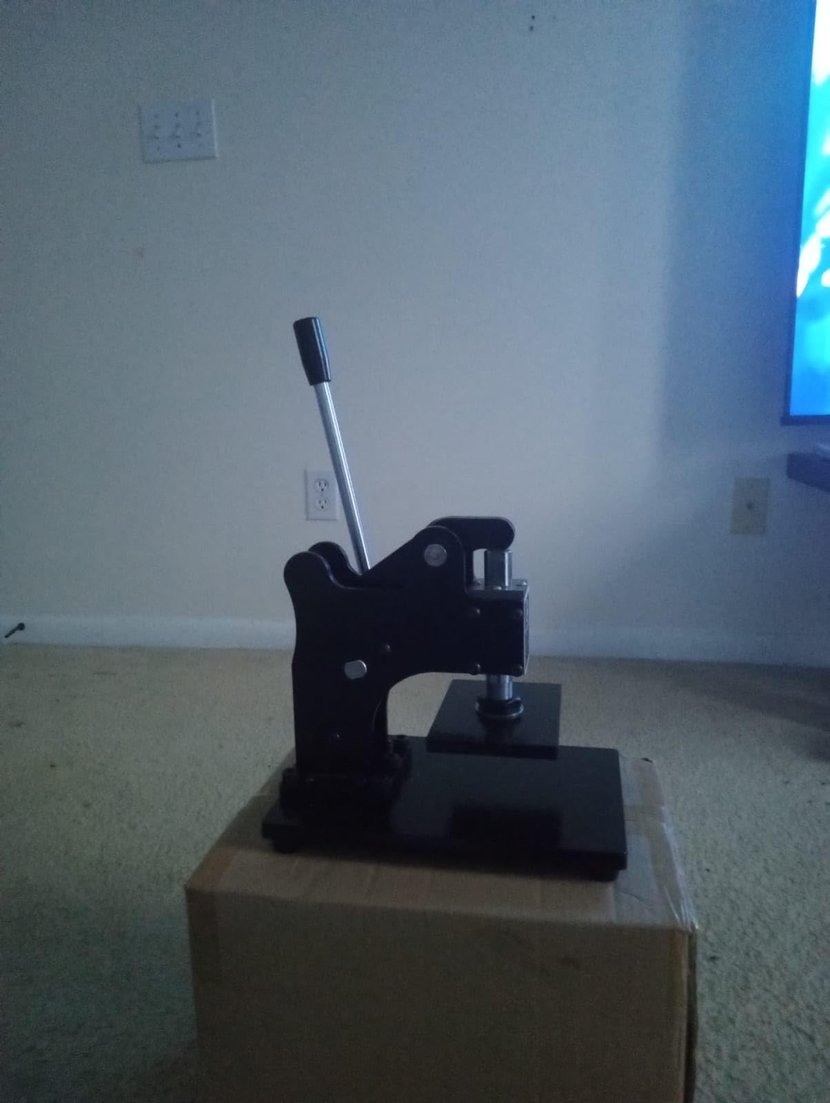 Leather Cutting Machine 1 Ton, 12x9cm Die Cutter Stamping Machine Embossing Plate Manual Die Cutter Hand Press Mold Cutter Leather Die Cut Leathercraft Cutting Machine DIY Tool for Various of Materials customer photo 2