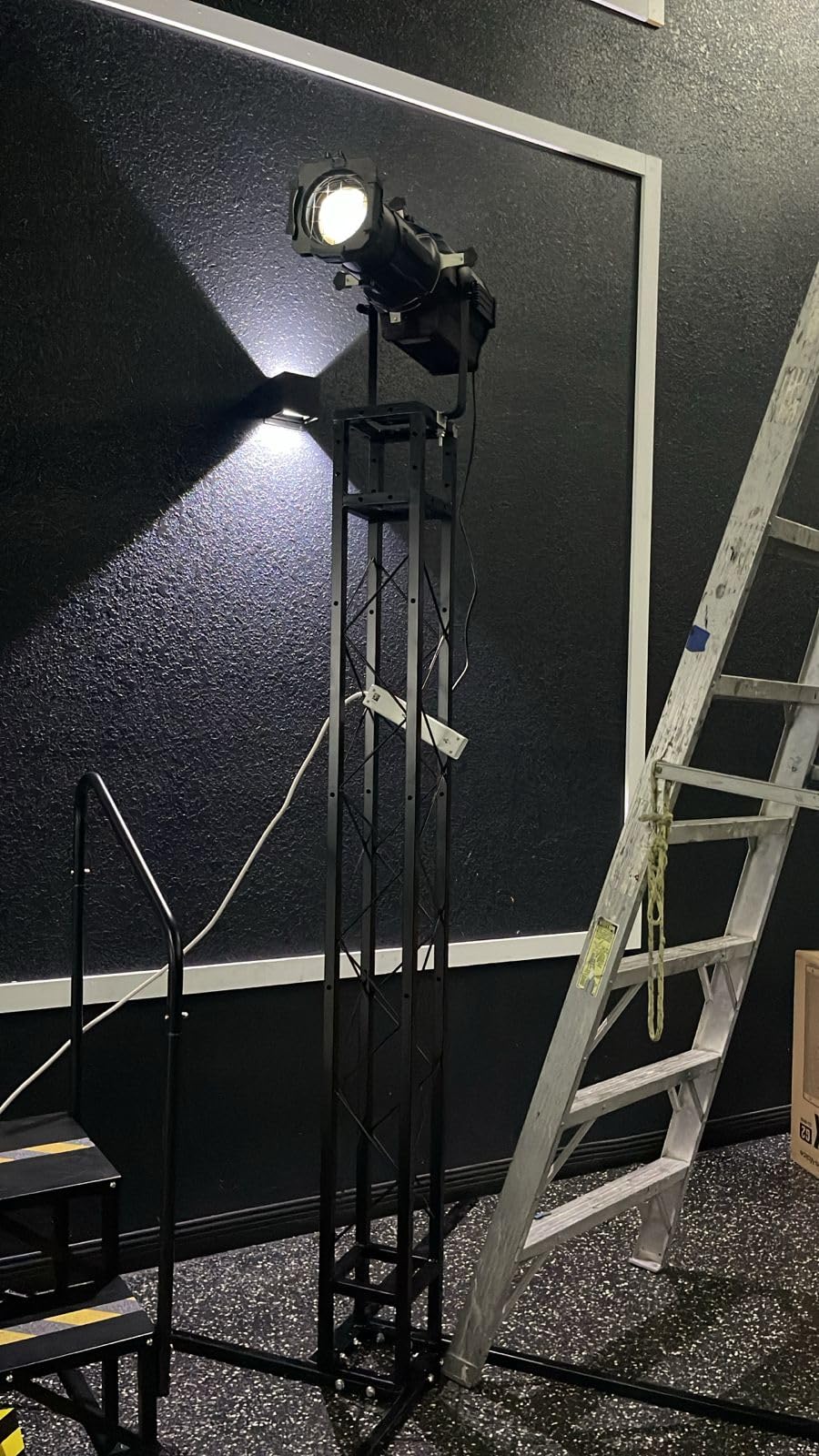 SHEHDS LEKO Profile Stage Spotlights LED 250W Cool White+Warm White 17° Angle 2500K-7500k Par Ellipsoidal Lights Manual Focus Four-Leaf Manual Cut Light Barrier DMX512 Disco DJ Lights for Show customer photo 1