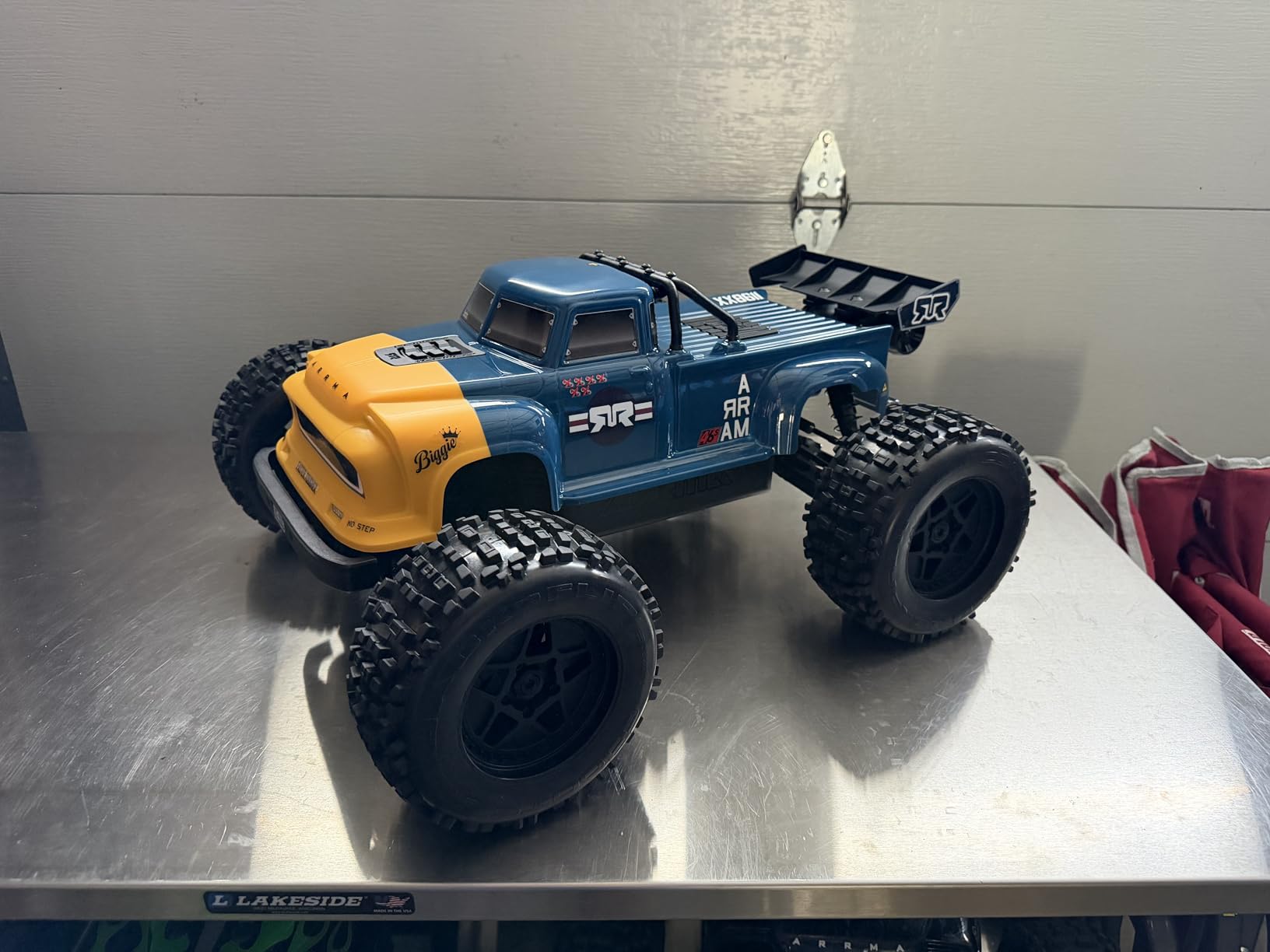 ARRMA RC Truck 1/8 Notorious 4X4 6S BLX BRUSHLESS V6 Stunt Truck RTR Black customer photo 1