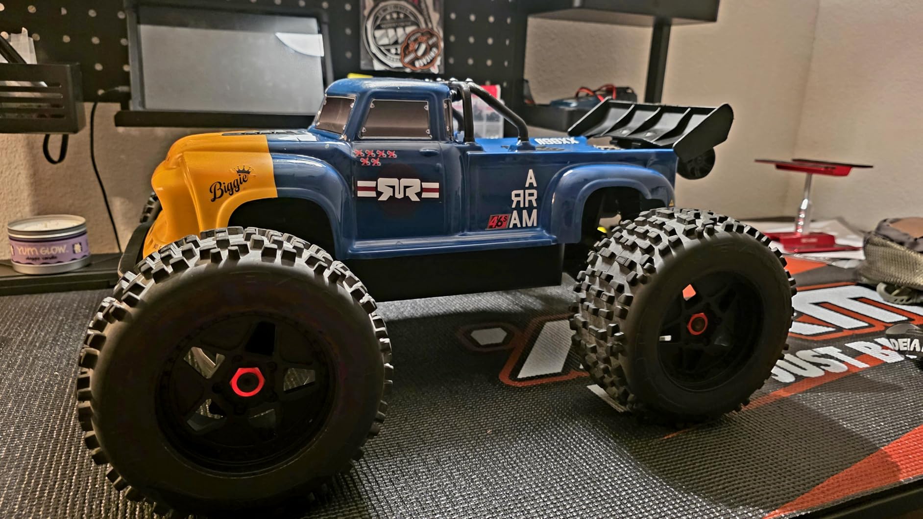 ARRMA RC Truck 1/8 Notorious 4X4 6S BLX BRUSHLESS V6 Stunt Truck RTR Black customer photo 2