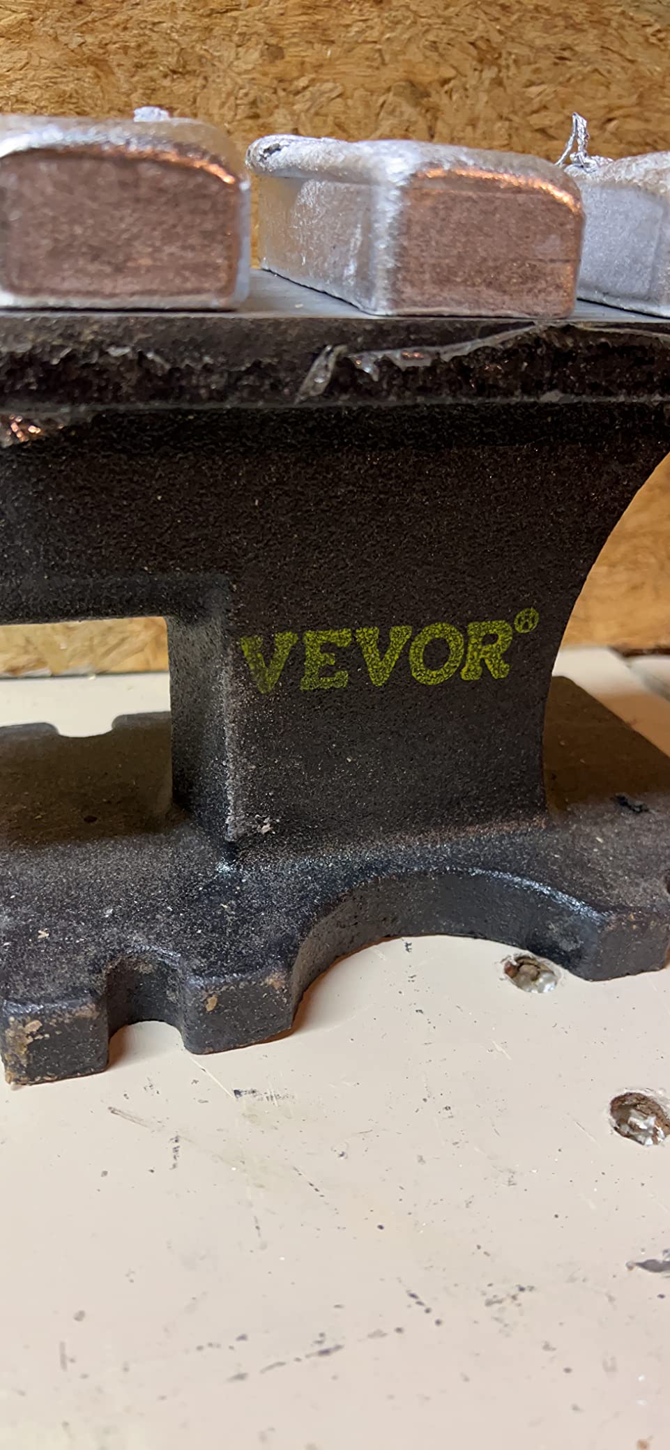 VEVOR Single Horn Anvil, 55lbs Cast Steel Anvil, High Hardness Rugged Round Horn Anvil for Blacksmiths, with Large Countertop and Stable Base, Metal Working Tool for Metal Bending, Shaping, Twisting customer photo 1