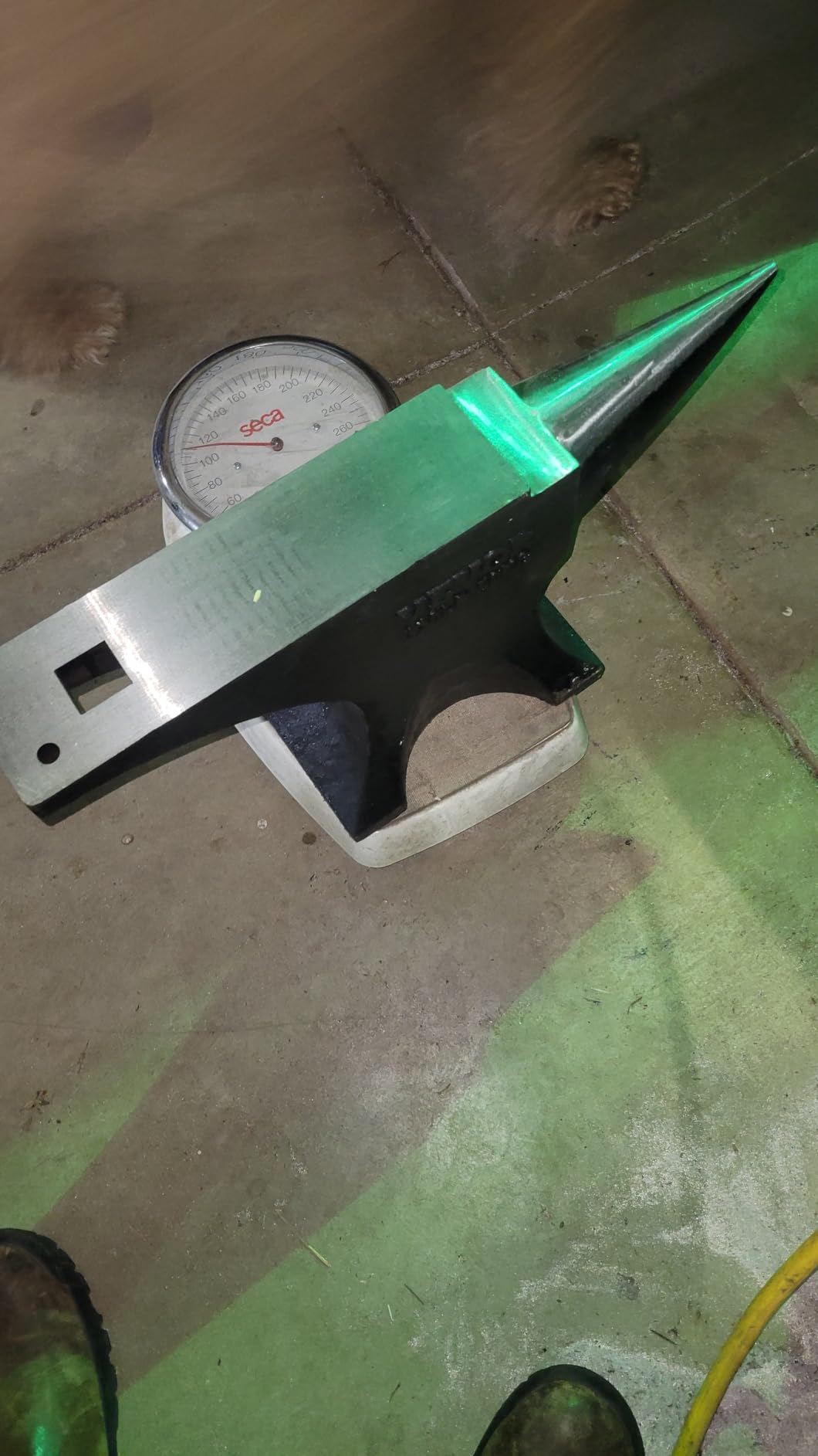 VEVOR Single Horn Anvil, 55lbs Cast Steel Anvil, High Hardness Rugged Round Horn Anvil for Blacksmiths, with Large Countertop and Stable Base, Metal Working Tool for Metal Bending, Shaping, Twisting customer photo 2