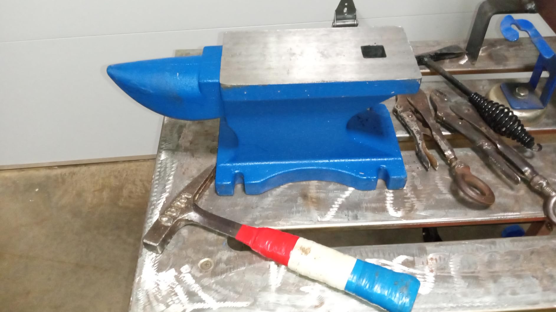 VEVOR Single Horn Anvil, 25lbs Cast Steel Anvil with Stable Base, Metal Working Tool for Blacksmiths customer photo 2