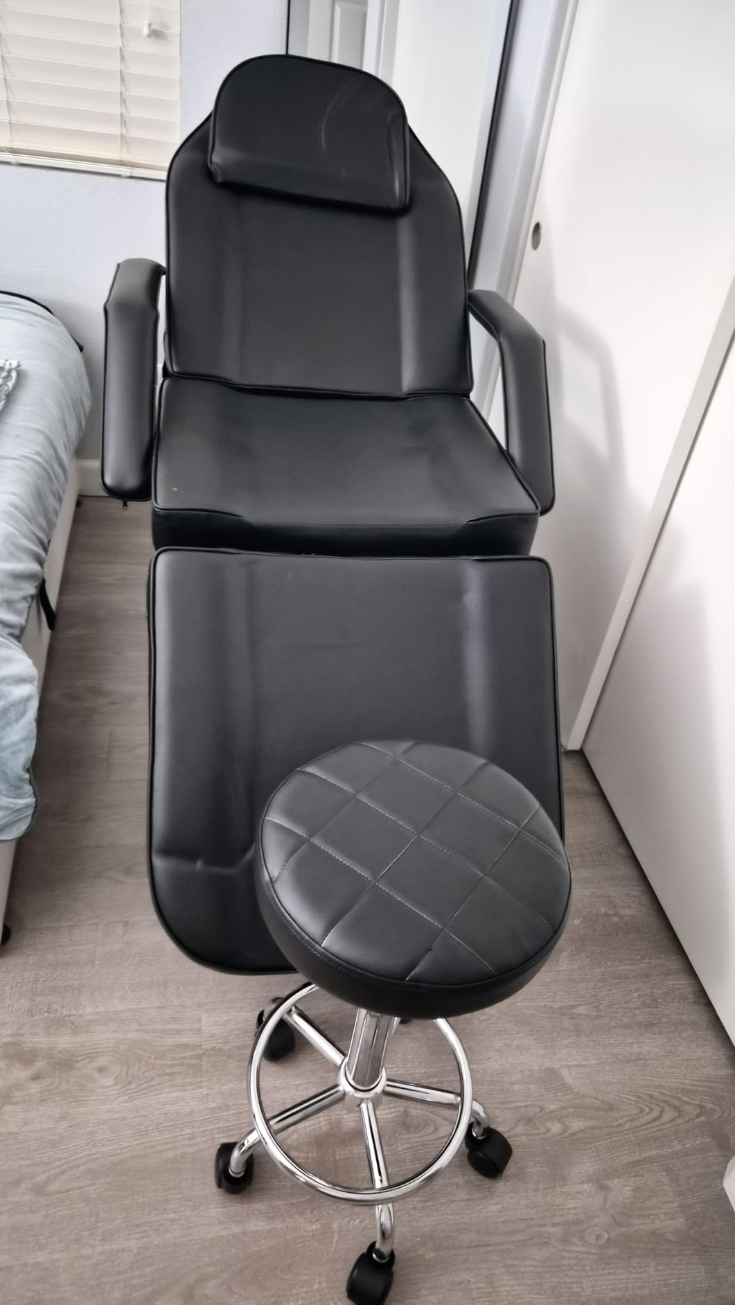 Facial Tattoo Chair Hydraulic Lash Esthetician Bed for Client, Beauty Barber Massage Table with Rolling Stool, Adjustable 360° Swivel 3-Section Artist Spa Salon Chair Equipment, Black customer photo 1