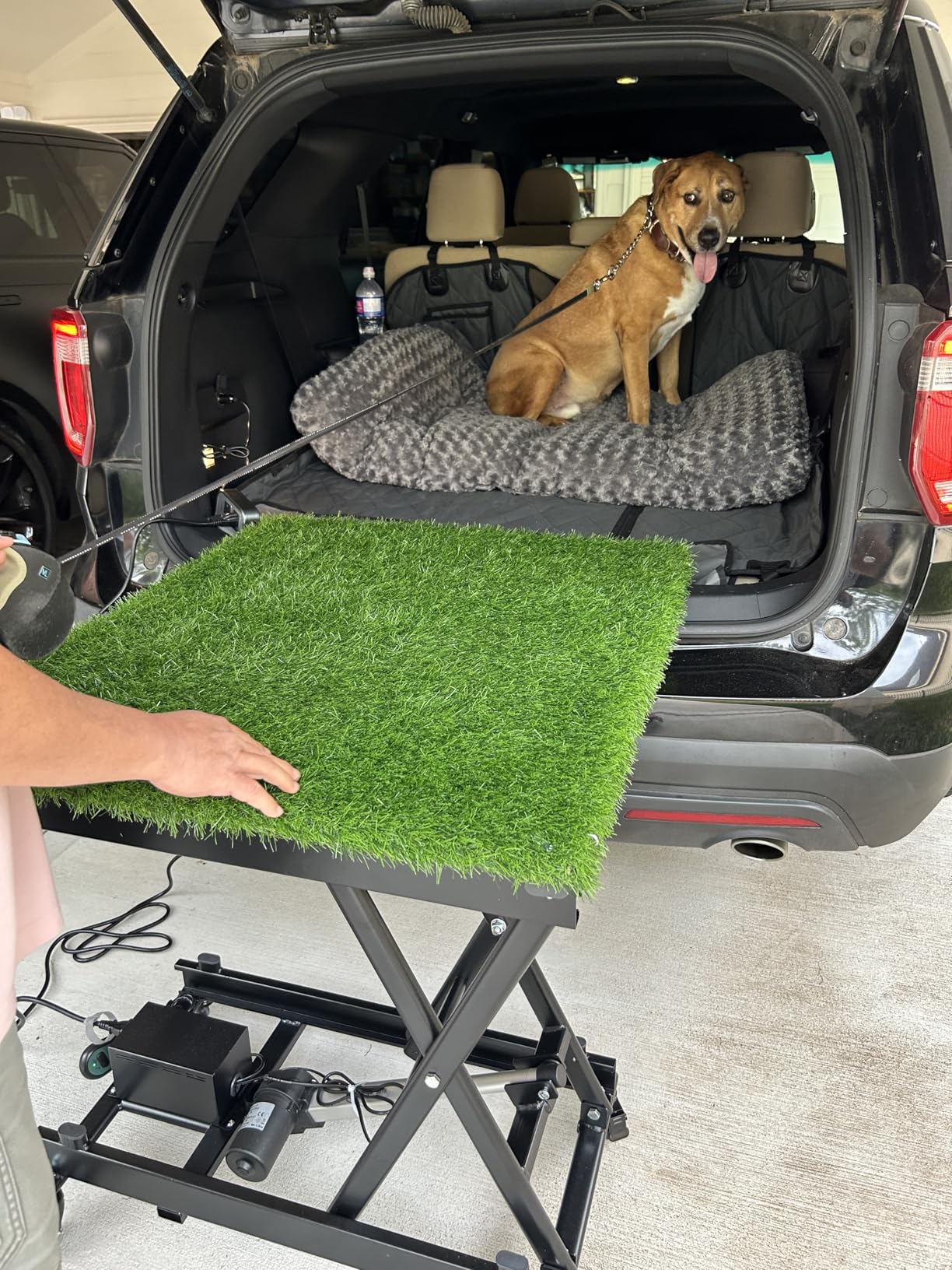 VEVOR Electric Lift Table, 330 lbs Capacity Single Scissor Lift Table, 8-28 in Height Adjustable Lifting Platform, Coffee Table Lift with 4 Wheels, for Material Handling and Transportation, Black customer photo 2