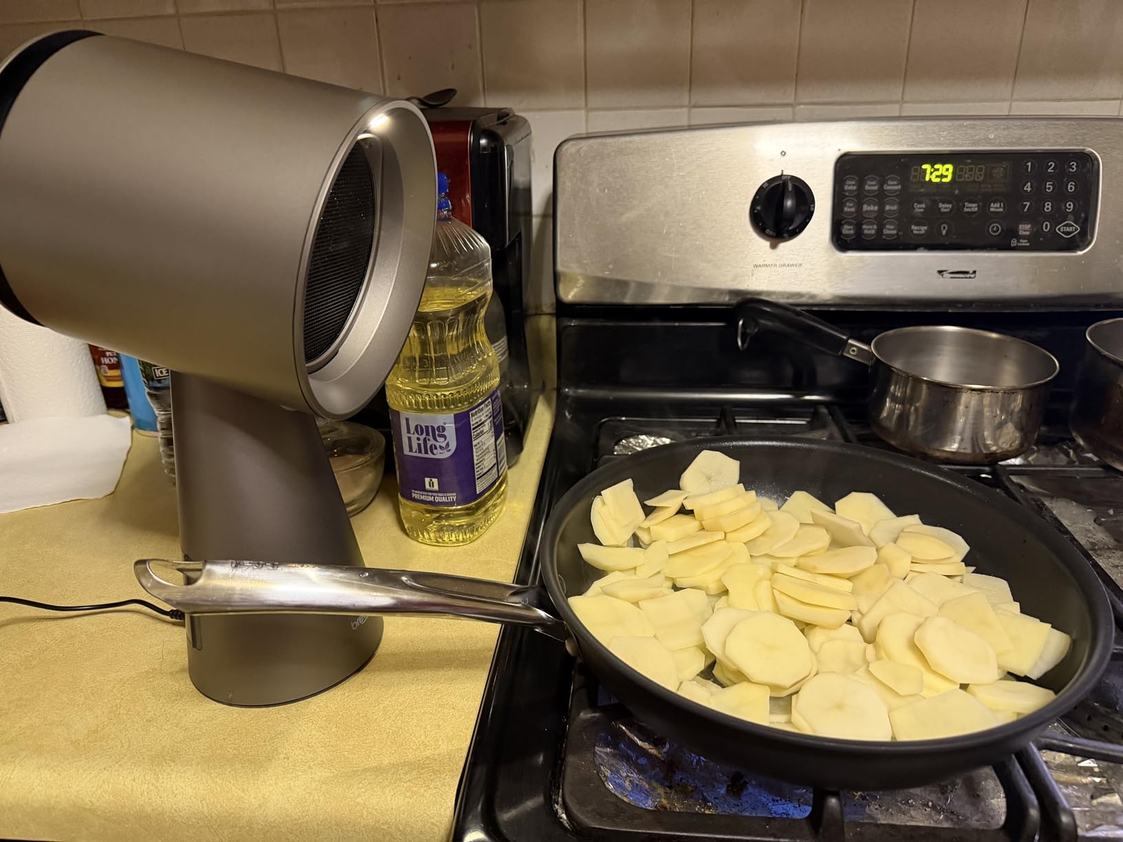 BREETEE Portable Range Hood Kitchen-5-Layer Filter Compact Desktop Exhaust Fan, Powerful 3-Speed Smoke Removal, Low Noise Countertop Range Hood, Oil Cup, for Apartments, Dorm, RV, Indoor BBQ - Grey customer photo 1