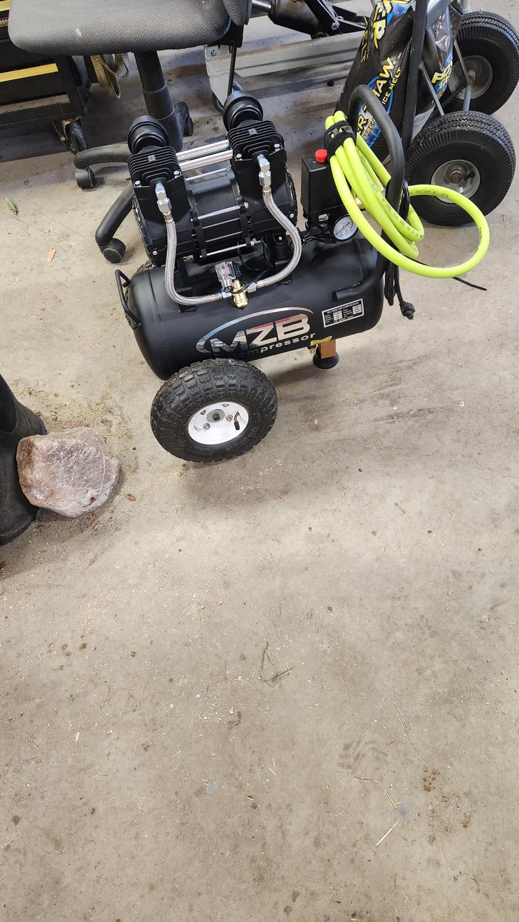 MZB 2.4 Gallon Ultra Quiet Air Compressor 110V/60Hz 1.2HP 5.65CFM, MAX 115PSI Steel Tanks Oil-Free 70dB Noise Level Air Compressor with Wheels for Spray Painting, Auto Repair, Carpentry Decoration customer photo 2