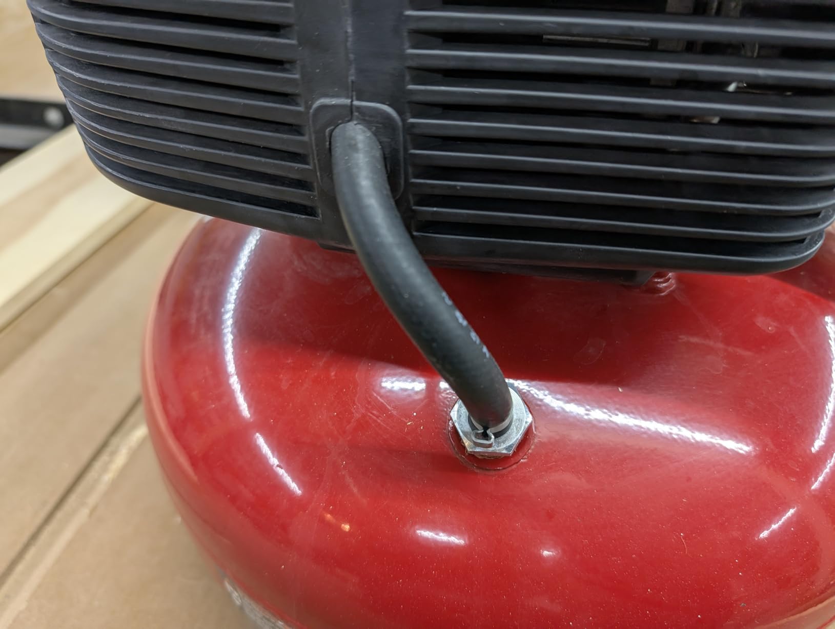 VEVOR 3 Gallon Air Compressor, 1/3HP 0.54CFM @ 90PSI Portable Pancake Air Compressor & 100PSI Max Working Pressure, Oil-Free Compressor Tank for Tire Inflation, Spray Painting, Woodwork Nailing, 120V customer photo 1