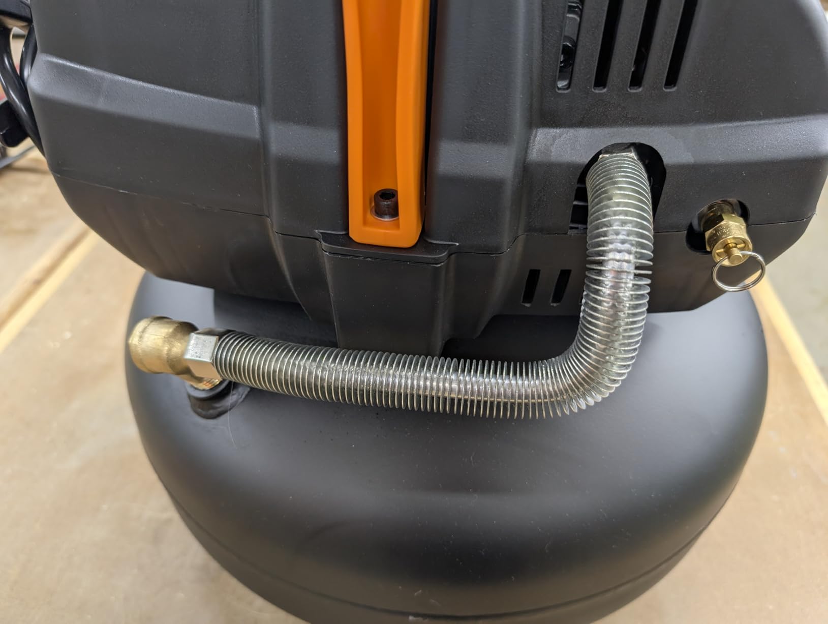 VEVOR 3 Gallon Air Compressor, 1/3HP 0.54CFM @ 90PSI Portable Pancake Air Compressor & 100PSI Max Working Pressure, Oil-Free Compressor Tank for Tire Inflation, Spray Painting, Woodwork Nailing, 120V customer photo 2