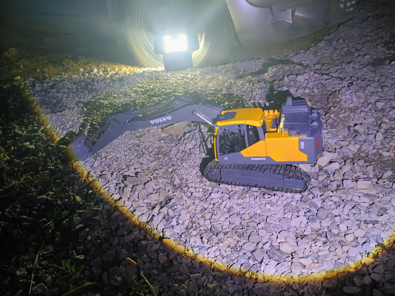 DOUBLE E Volvo 1:16 Scale RC Excavator 3-in-1 Construction Toys with 360° Rotation, Metal Shovel, Drill & Grabber - Professional Grade Remote Control Engineering Vehicle customer photo 1