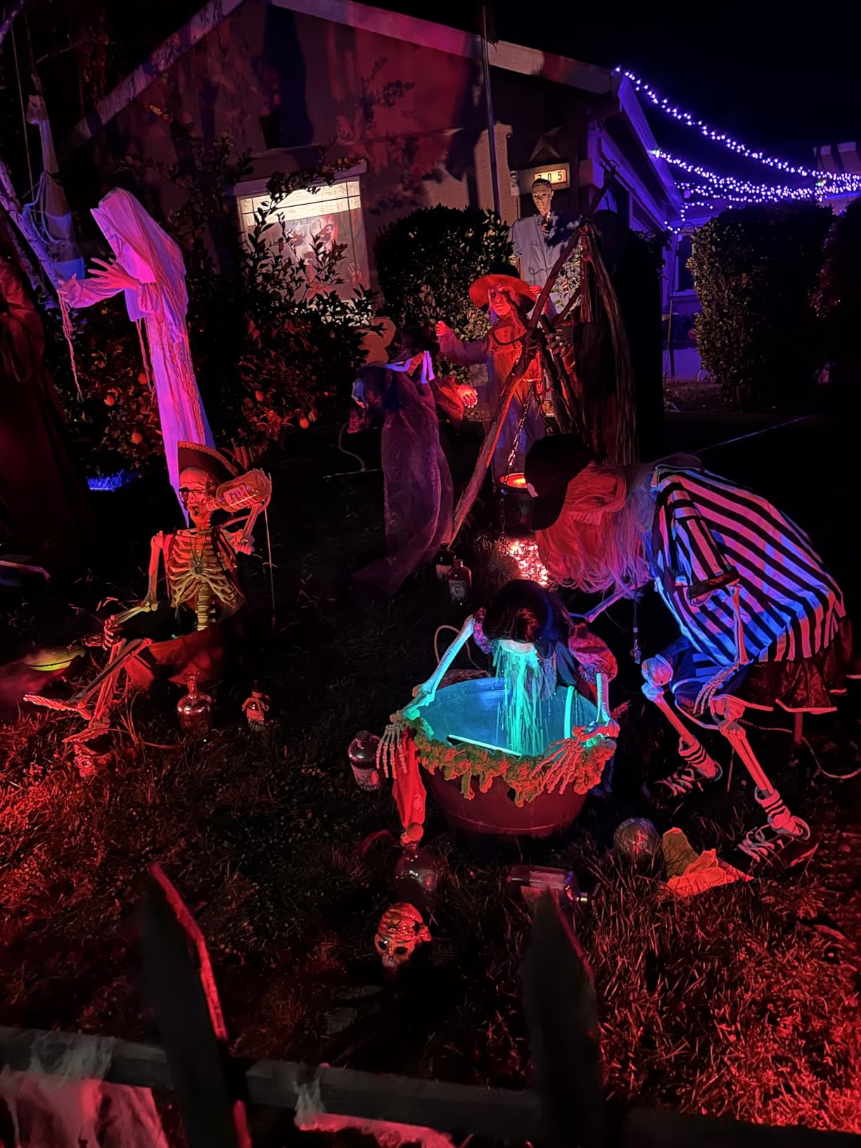 Halloween Giant Skeleton, Large Realistic Full Body Skeleton with Movable Joints for Halloween Party Haunted House Indoor Outdoor Decoration (7.8ft-1P) customer photo 1