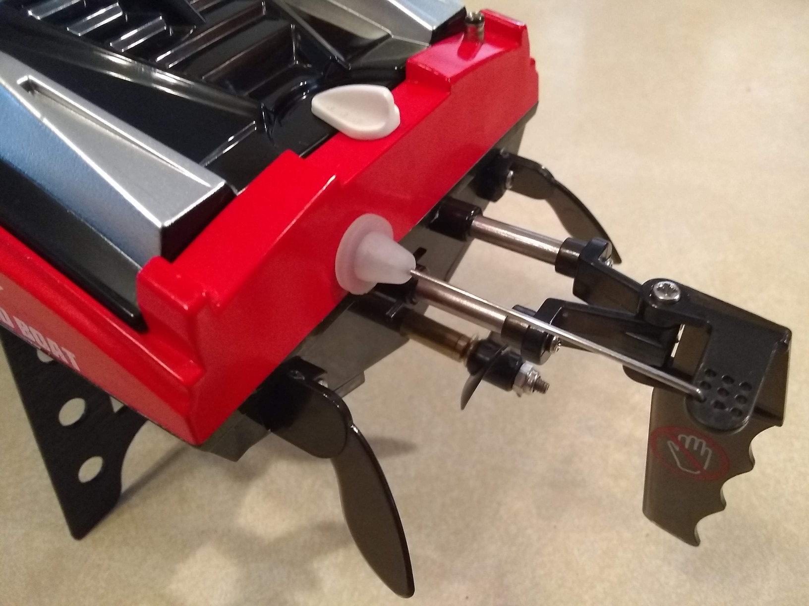 DEERC Fast RC Boat with LED Lights, 30+KM/H, High Speed Remote Control Racing Boat, Self-Righting, 2 Batteries, 24+ Mins, 2.4GHz Pool & Lake Toys customer photo 2