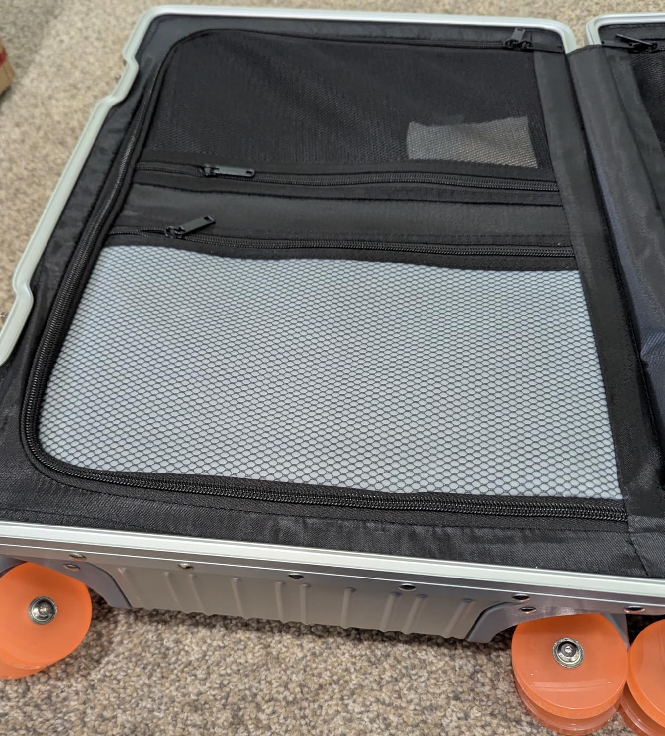 22x14x9 inch Zipperless Cabin Suitcase, 22 Inch 100% All Aluminum Shell Carry-on Suitcase, 56x36x22cm Aluminum Luggage Cabin, Aluminium Zipperless Carry On Luggage with Skate-Grade PU Wheels,TSA Locks customer photo 1