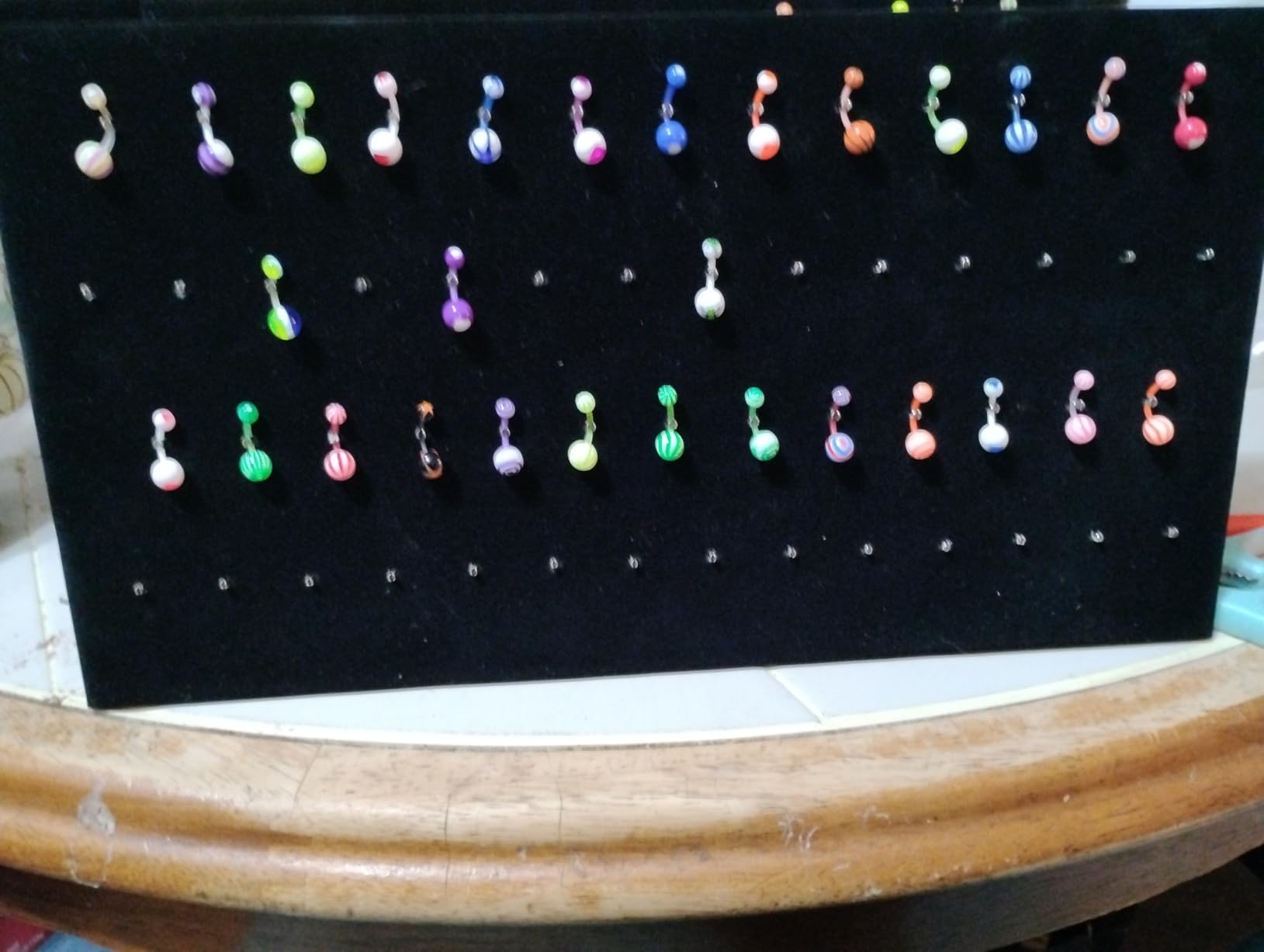 MOOCA Temper Glass Top Jewelry Display Case with Tempered Glass Lid and 54 Clip Body Jewelry Display Pad for Belly Button Rings, Tongue Rings, and Industrial Barbell Organizer, Black Tray-White Pad customer photo 1