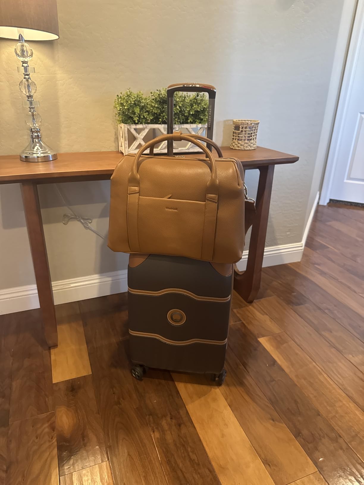 Wool & Oak Duffle Suitcase - Full-Grain Leather Travel Bag with Clamshell Opening, 33 L Capacity, Trolley Sleeve & 16