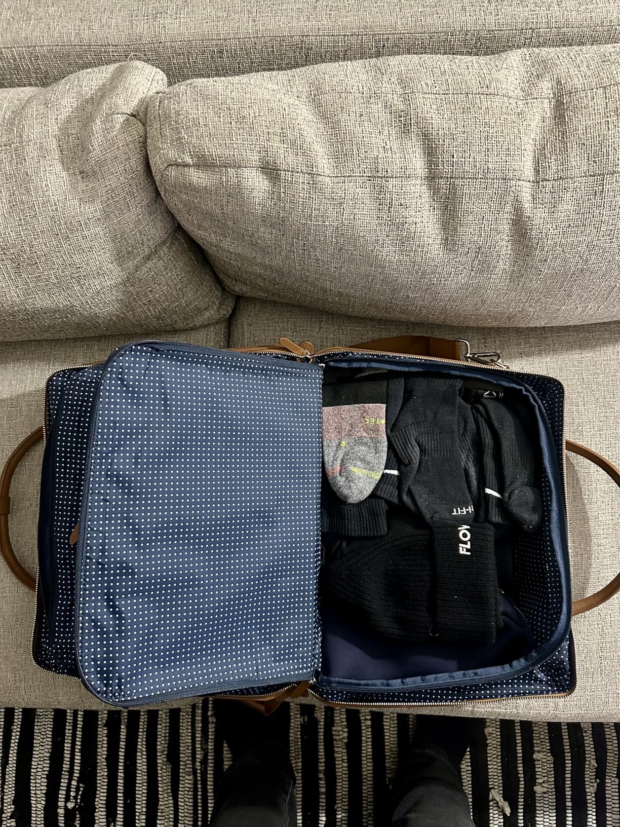 Wool & Oak Duffle Suitcase - Full-Grain Leather Travel Bag with Clamshell Opening, 33 L Capacity, Trolley Sleeve & 16