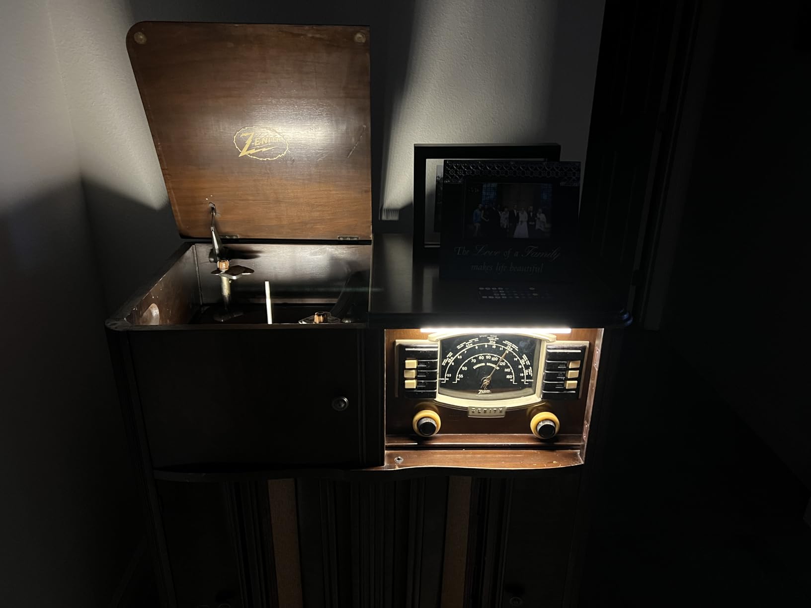 EZVALO 80 RGB Color Changing Under Cabinet Lighting Wireless, 1800mAh Rechargeable Shelf Lights, Magnetic, Timer & Dimmable Bar Light with Remote for Kitchen, Display Case, Cabinet, 6Pack customer photo 1