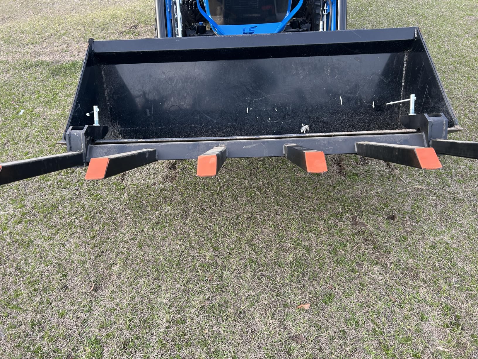 Garvee Heavy Duty Clamp On Debris Forks for 60 in Tractor Bucket, 4400 LB Capacity, Quick Attach 6 Tines Pallet Forks, Rust Resistant for Farm, Warehouse, Black customer photo 1