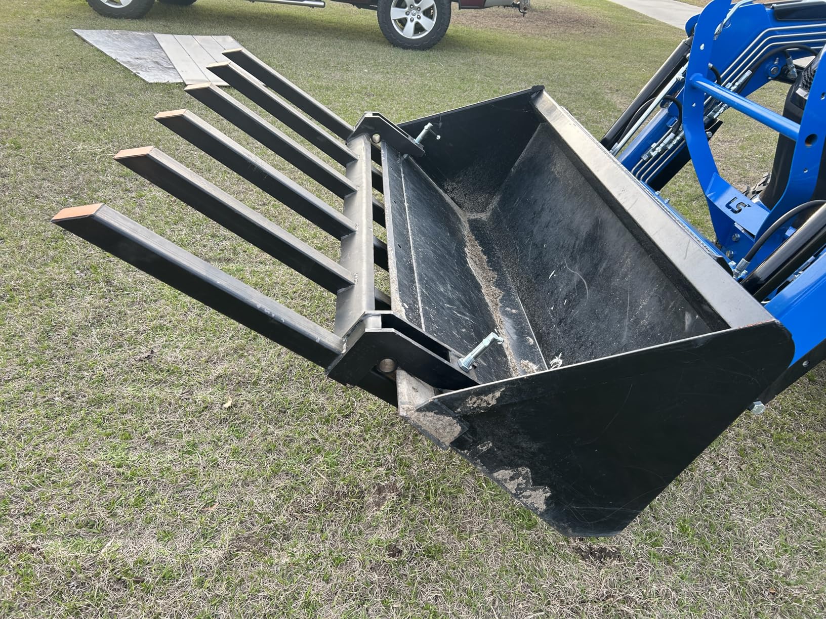 Garvee Heavy Duty Clamp On Debris Forks for 60 in Tractor Bucket, 4400 LB Capacity, Quick Attach 6 Tines Pallet Forks, Rust Resistant for Farm, Warehouse, Black customer photo 2
