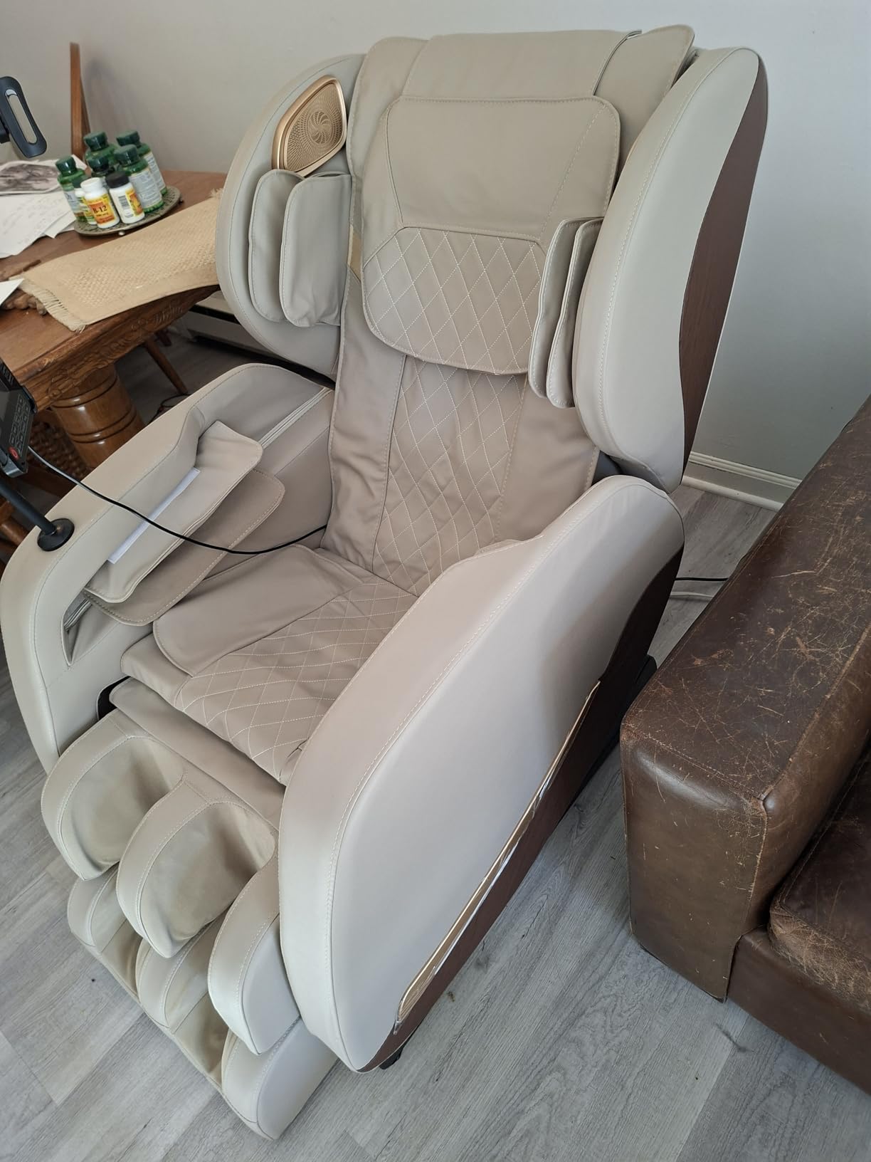 2026 Massage Chair, Massage Chairs Full Body and Recliner with 10 Fixed Points, Zero Gravity, Wood Grain Leather, Foot Massage, Airbags, Lumbar Heating, Bluetooth and Control Screen (Leather White) customer photo 2
