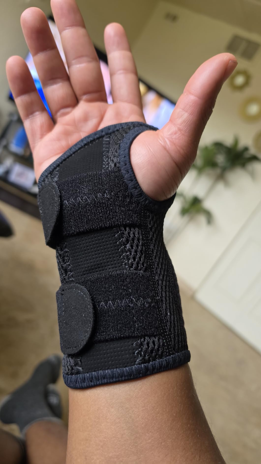 MUELLER Sports Medicine Green Fitted Wrist Brace for Men and Women, Wrist Pain Relief Support, Ideal for Carpal Tunnel, Tendonitis, Arthritis, Right Hand, Black, Small/Medium customer photo 1