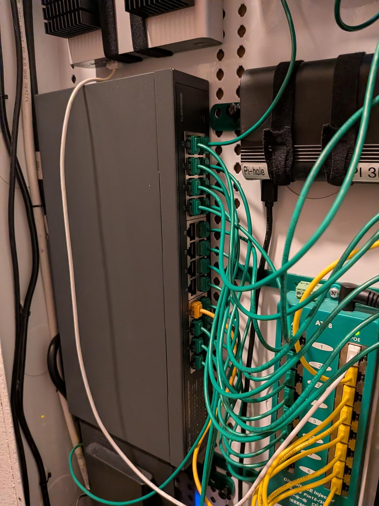 TP-Link 24 Port Gigabit Switch Easy Smart Managed Plug & Play Desktop/Rackmount Sturdy Metal w/ Shielded Ports Support QoS, Vlan, IGMP and LAG (TL-SG1024DE) customer photo 1