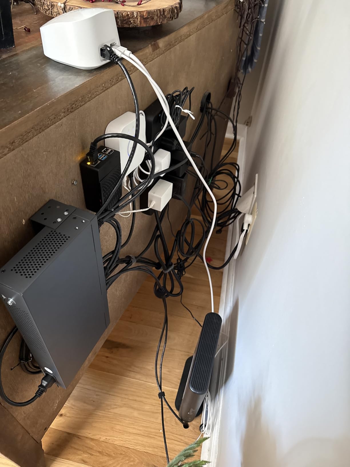 TP-Link 24 Port Gigabit Switch Easy Smart Managed Plug & Play Desktop/Rackmount Sturdy Metal w/ Shielded Ports Support QoS, Vlan, IGMP and LAG (TL-SG1024DE) customer photo 2