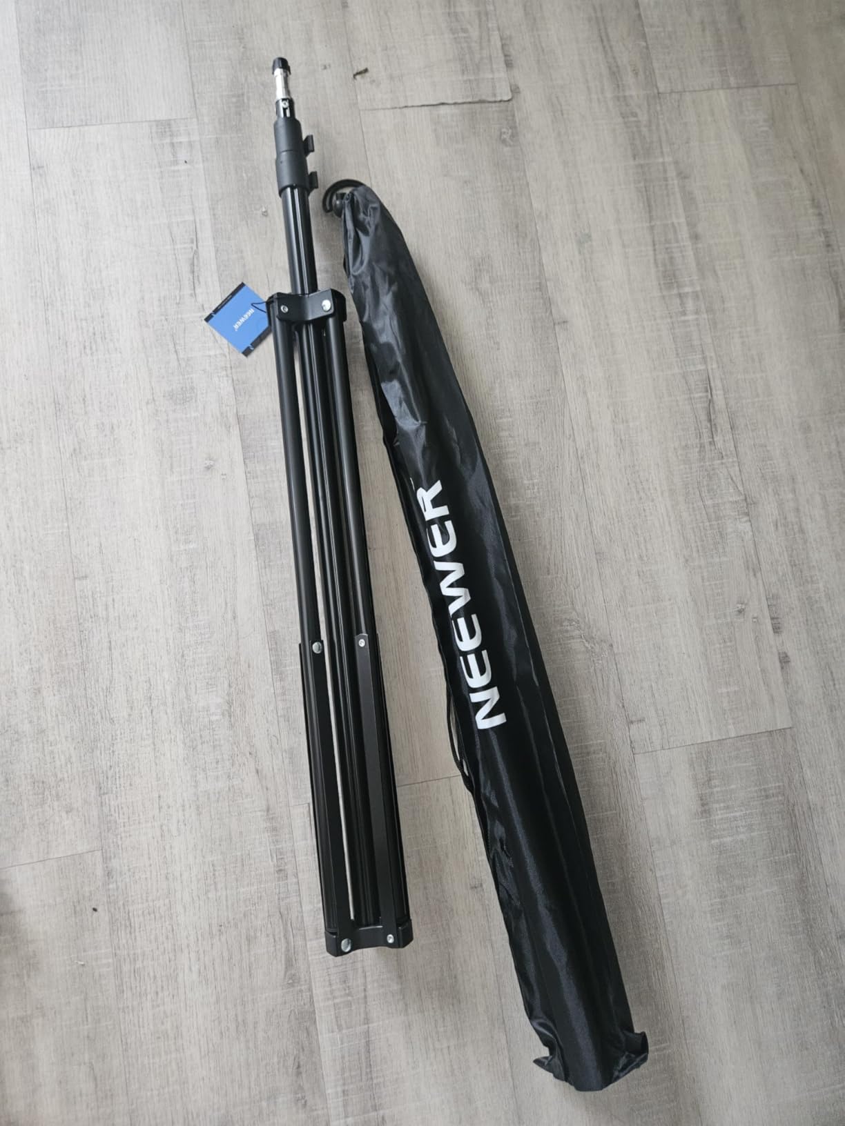NEEWER Photography Light Stand, 7 Feet / 210cm Aluminum Alloy Photo Studio Tripod Stands for Video, Portrait and Photography Lighting, Reflectors, Soft Boxes, Umbrellas, Backgrounds (2 Pieces) customer photo 1