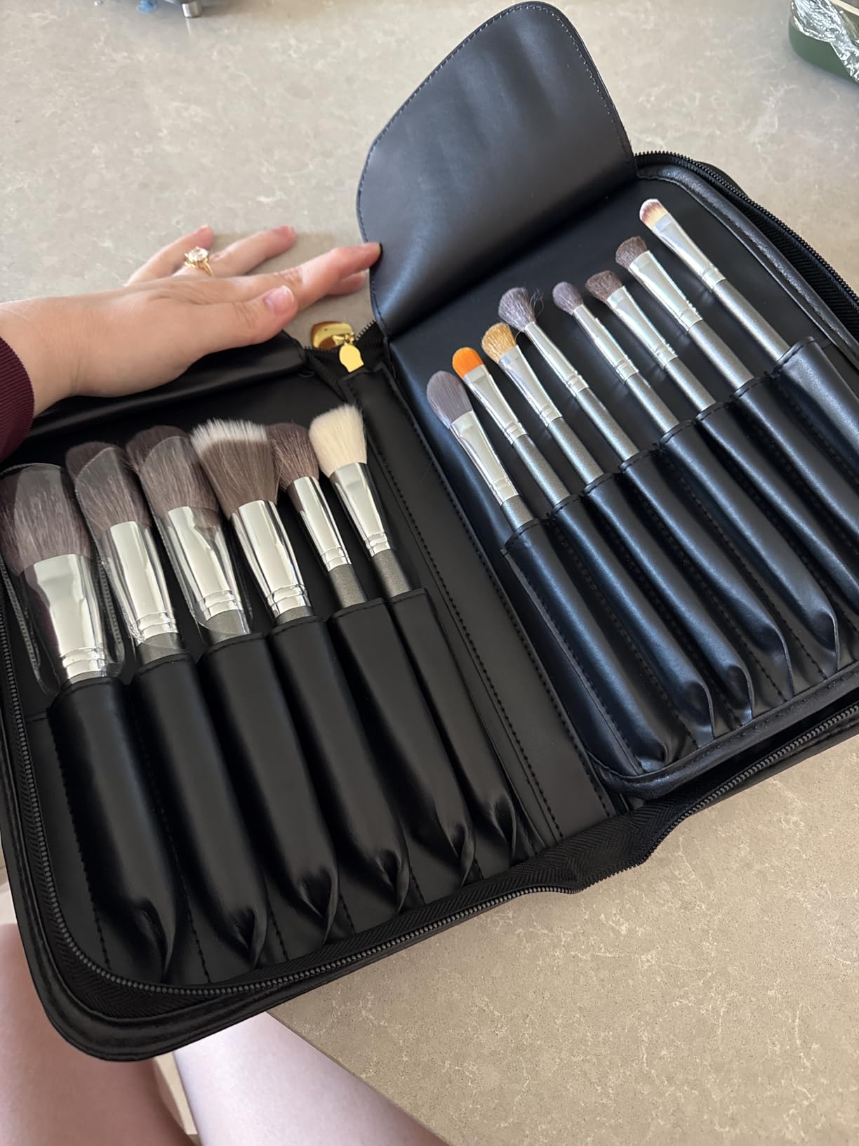 Docolor Professional Makeup Brush Set 29Pcs Makeup Brushes Premium Goat Synthetic Fiber Foundation Face Powder Blush Concealer Eyeshadows Make Up Brushes with PU Leather Case customer photo 2