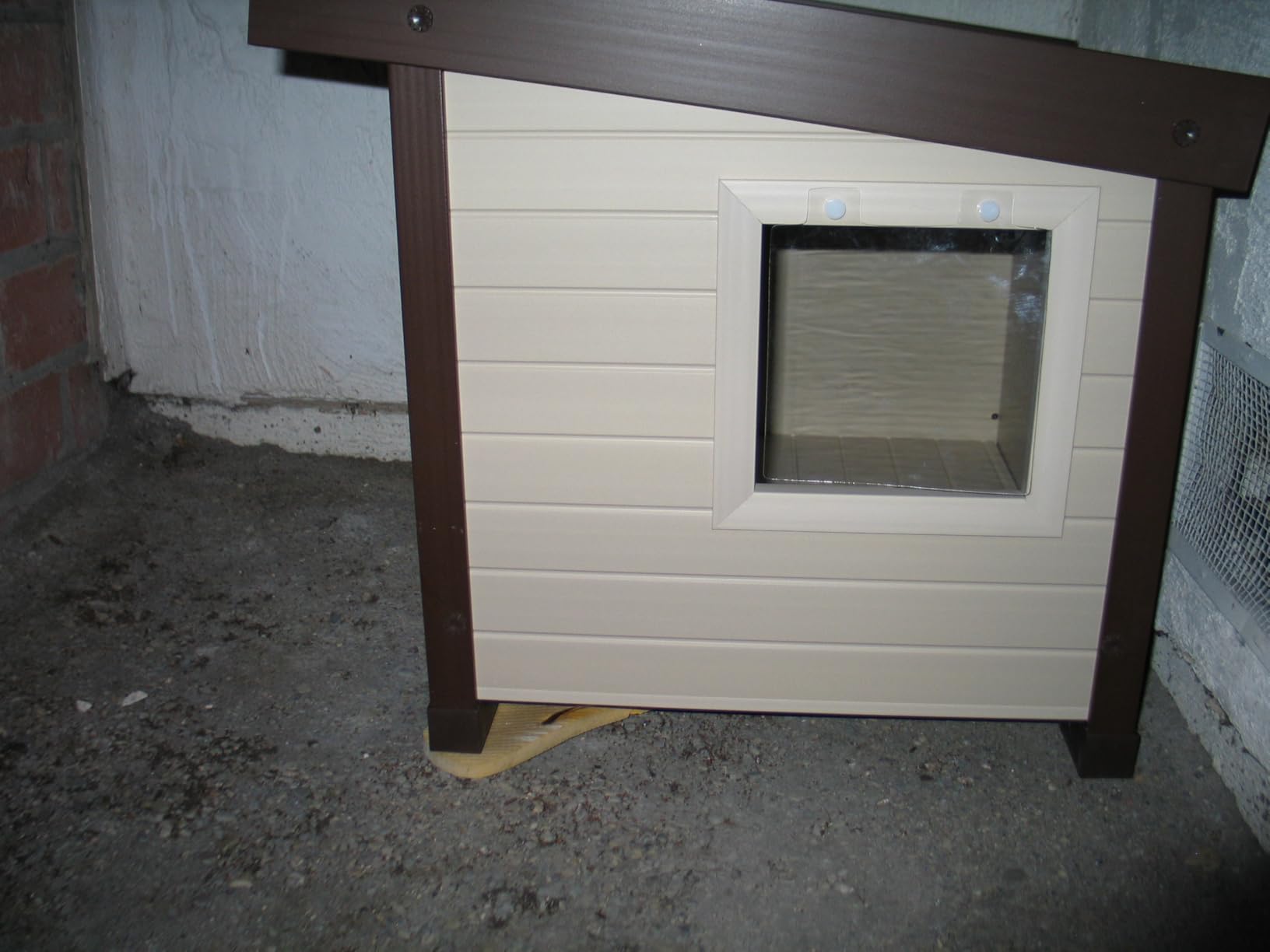 New Age Pet ECOFLEX Albany Outdoor Cat House - Weatherproof, Insulated, Elevated Floor, Dual Escape Doors, Easy Assembly, Moisture & Odor Resistant, 10-Year Warranty, Maple/Brown customer photo 1
