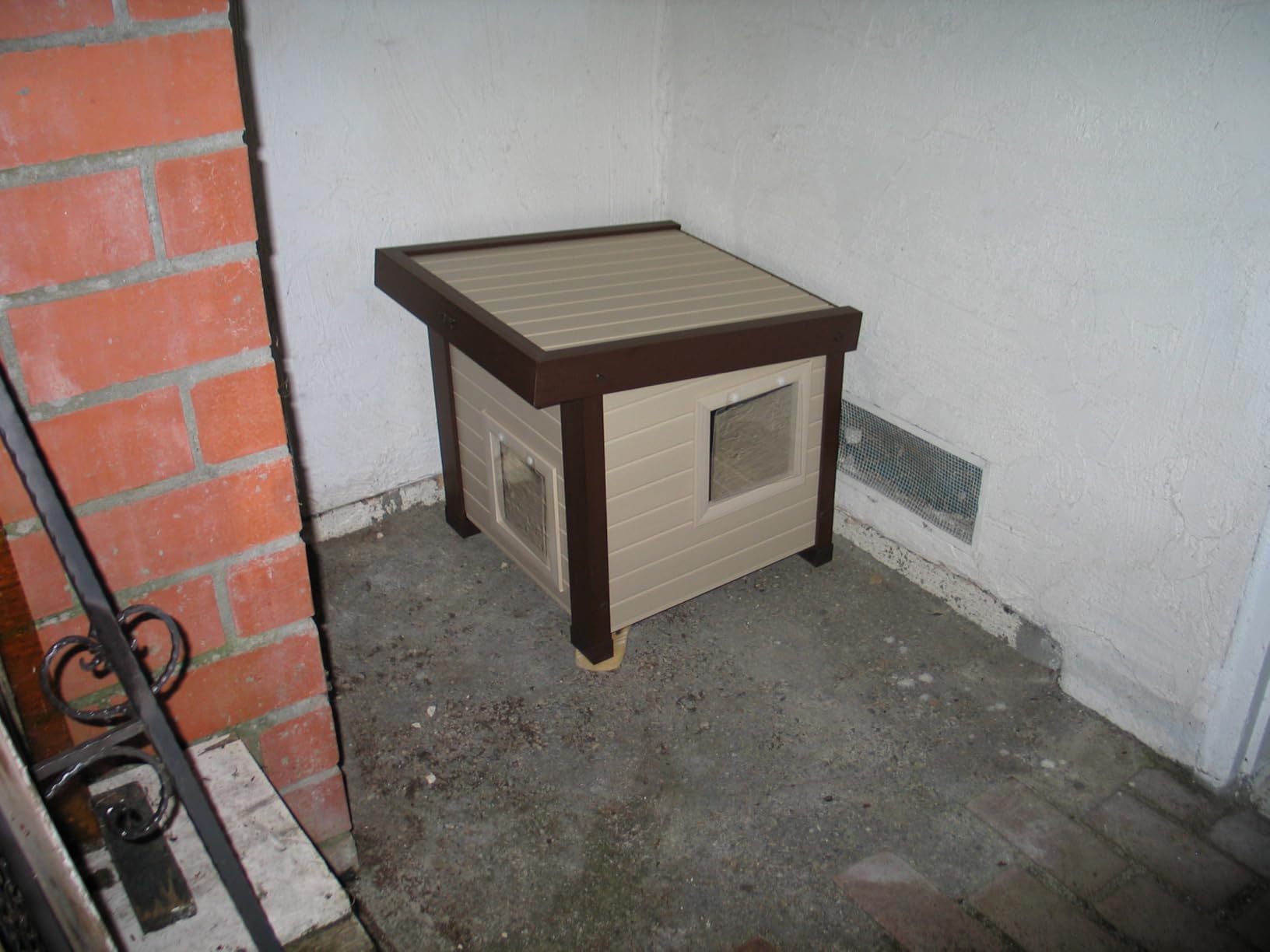 New Age Pet ECOFLEX Albany Outdoor Cat House - Weatherproof, Insulated, Elevated Floor, Dual Escape Doors, Easy Assembly, Moisture & Odor Resistant, 10-Year Warranty, Maple/Brown customer photo 2