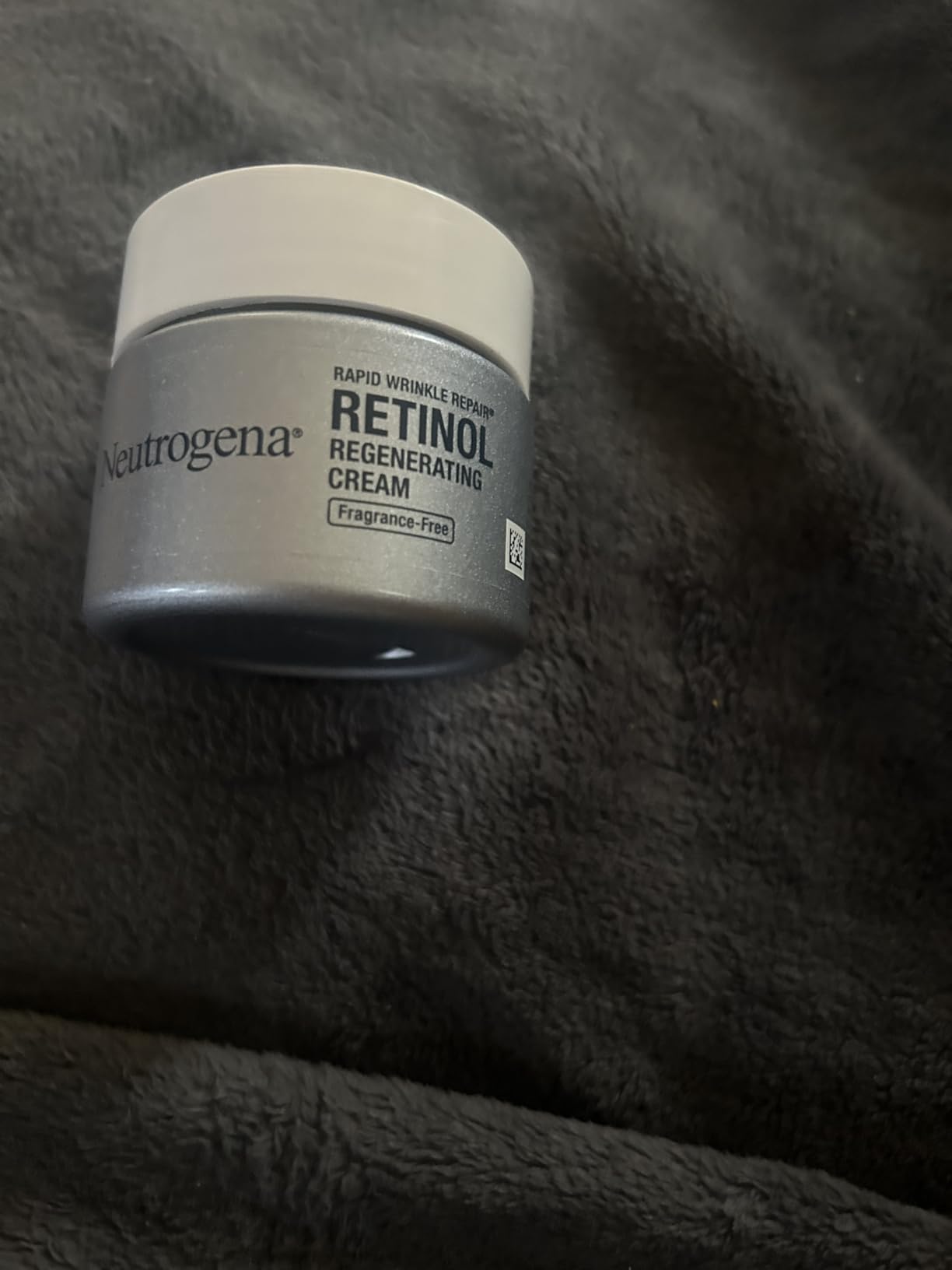Neutrogena Rapid Wrinkle Repair, Retinol Face Moisturizer, Daily Anti-Aging Neck & Face Cream with Hyaluronic Acid, Retinol Cream, Fragrance-Free, Fades Fine Lines, Wrinkles and Dark Spots, 1.7 oz customer photo 2
