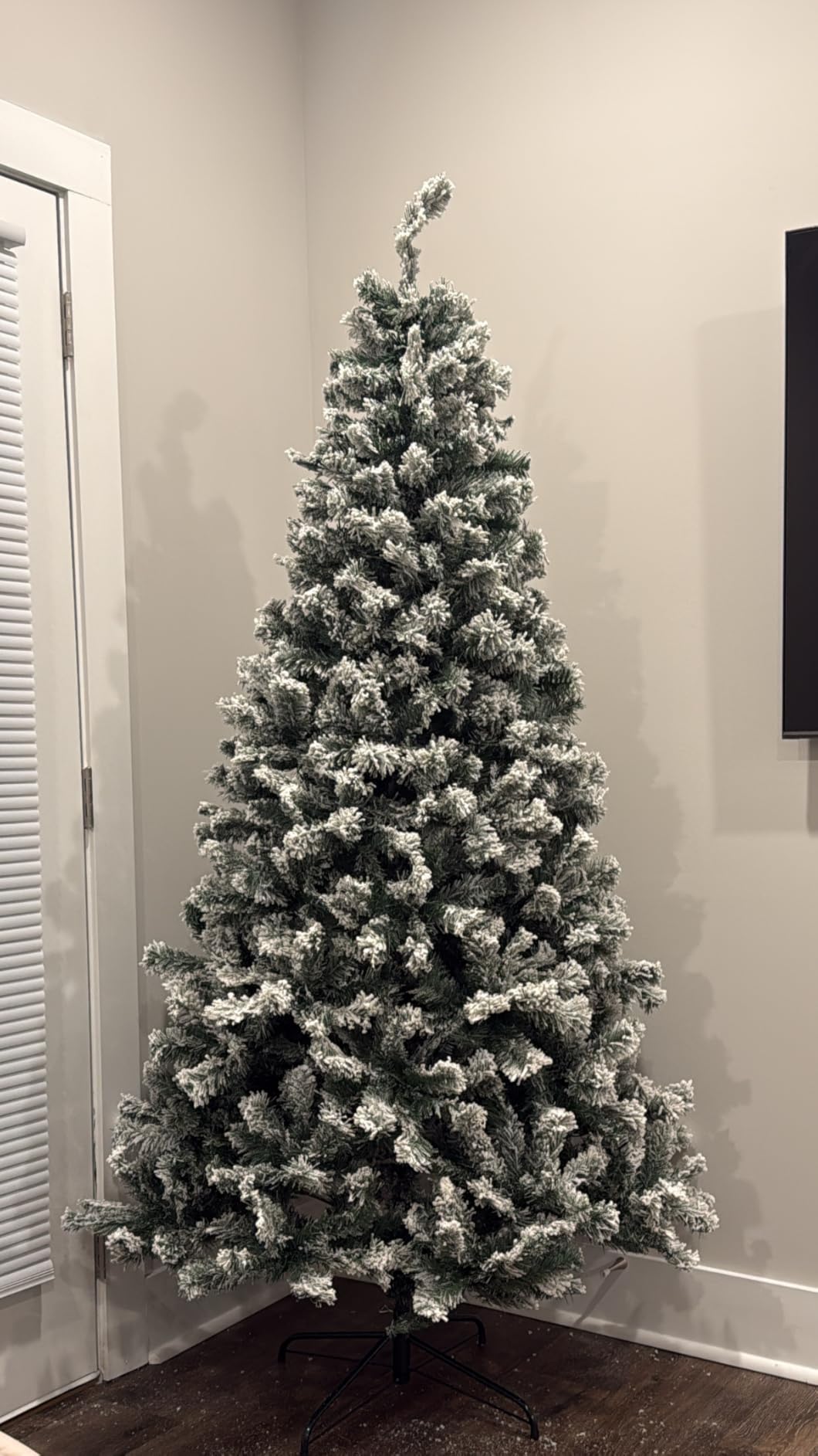 Best Choice Products Artificial Flocked Christmas Tree, 6ft Premium Unlit Pine Holiday Decor w/Full Branches, Metal Stand - Green customer photo 2