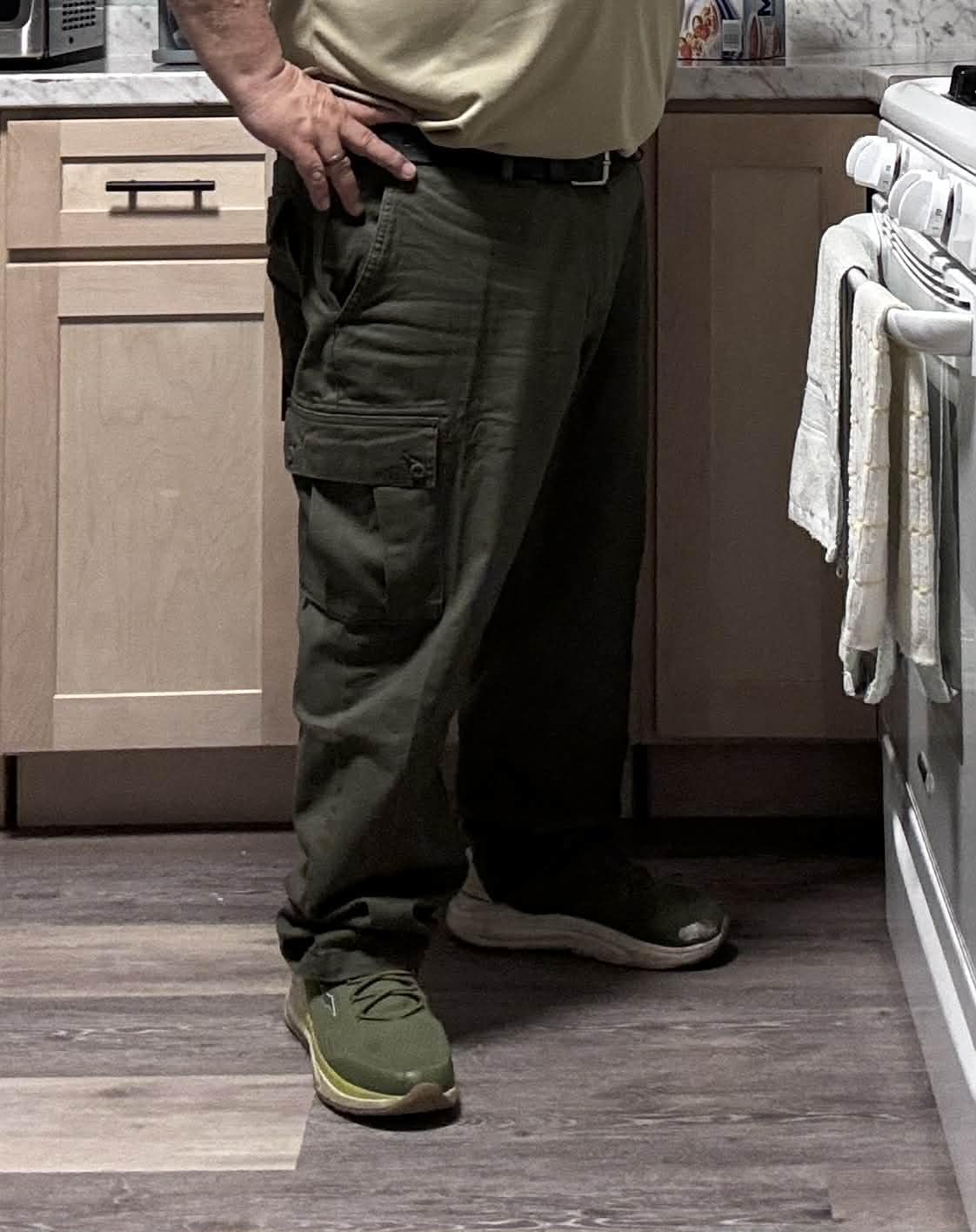 Amazon Essentials Men's Straight-Fit Stretch Cargo Pant (Available in Big & Tall) customer photo 1
