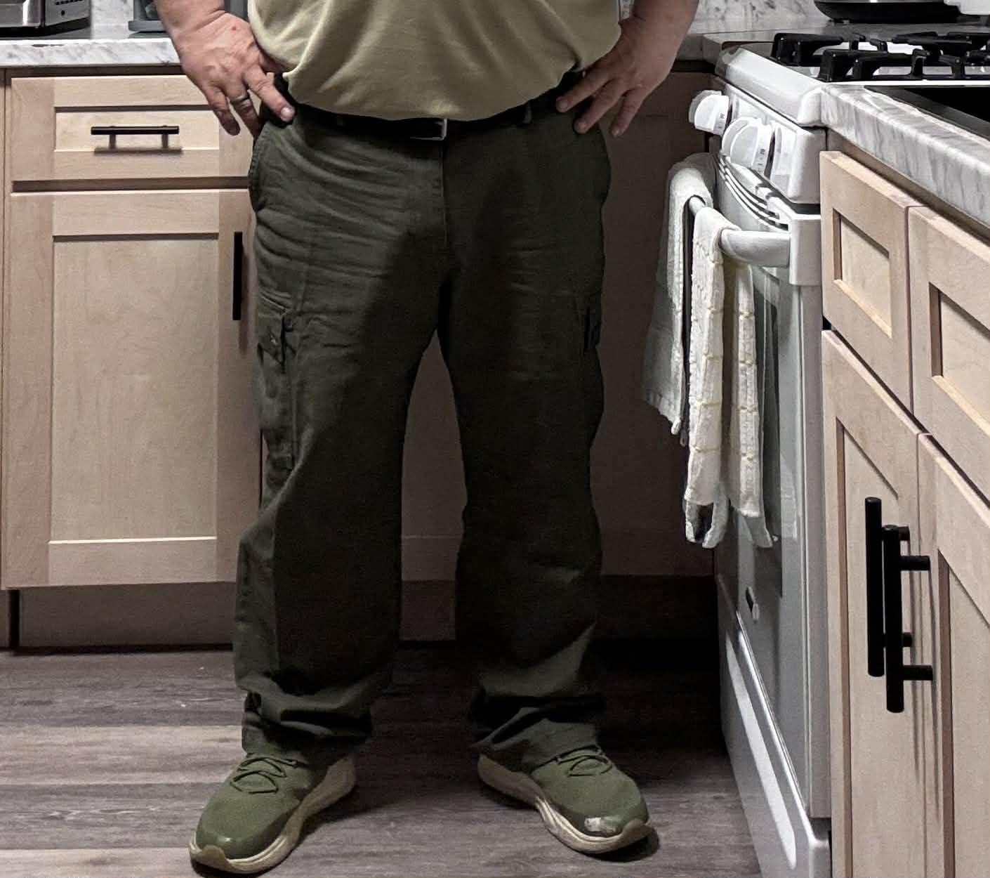 Amazon Essentials Men's Straight-Fit Stretch Cargo Pant (Available in Big & Tall) customer photo 2