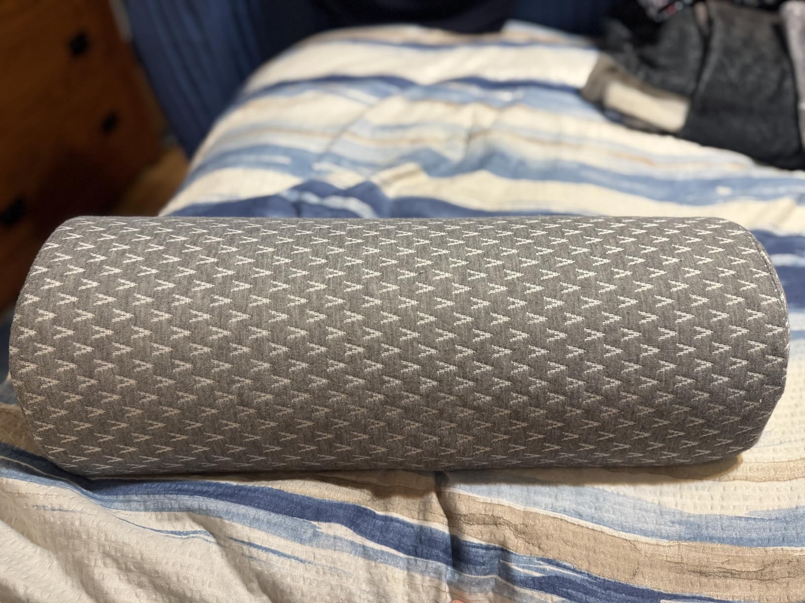 5 STARS UNITED Knee Pillow for Back Sleeping - Memory Foam Cushion for Sciatica Pain Relief - Under Leg Support for Sleeping on Back - Half Moon Bolster for Bed, White customer photo 1