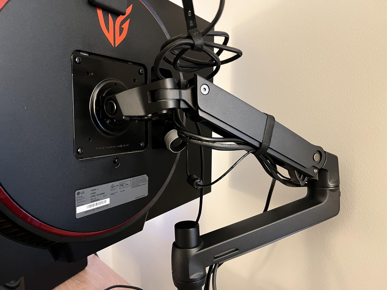 Ergotron LX Monitor Arm, Single Monitor Desk Mount for Flat Curved Ultrawide Monitors up to 34 Inches, 7 to 25 lbs, VESA 75x75mm or 100x100mm, Matte Black customer photo 1