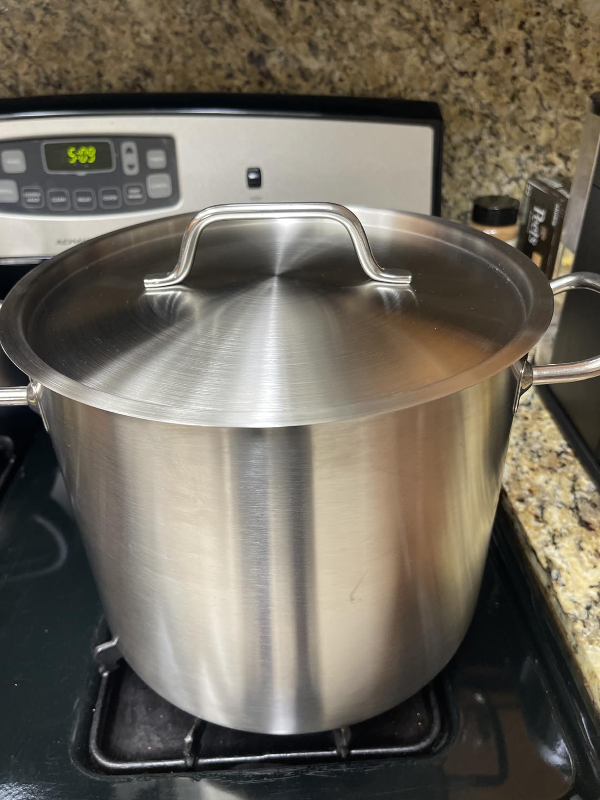Amazon Basics 12 Quarts Stainless Steel Aluminum-Clad Stock Pot with Cover, Induction Compatible, Dishwasher Safe, Oven Safe, Even Heating, Soup and Pasta Pot customer photo 2