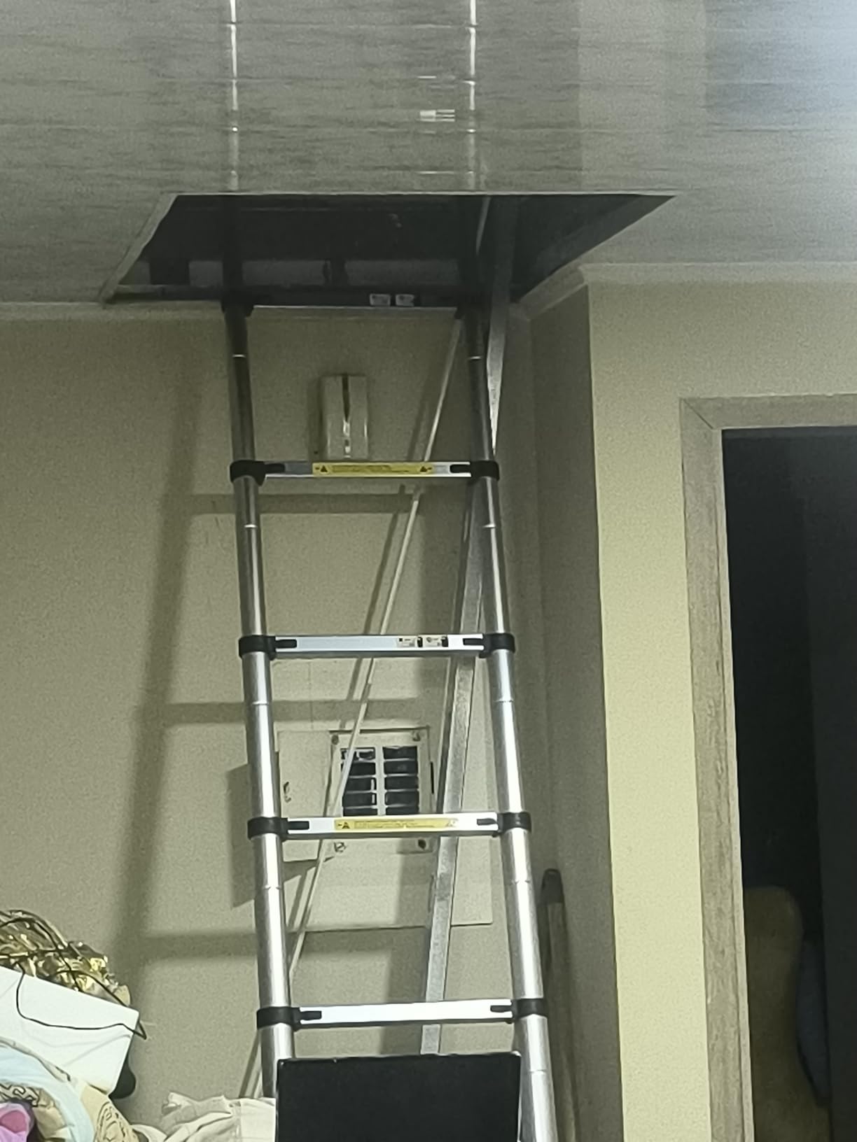 Telescoping Ladders, (8.5Ft/2.6M) EN131 Standards Aluminum Extension Ladder, Extension for RV, Attics, Families, Outdoor Work, with a Maximum Bearing Capacity of 330lbs customer photo 1
