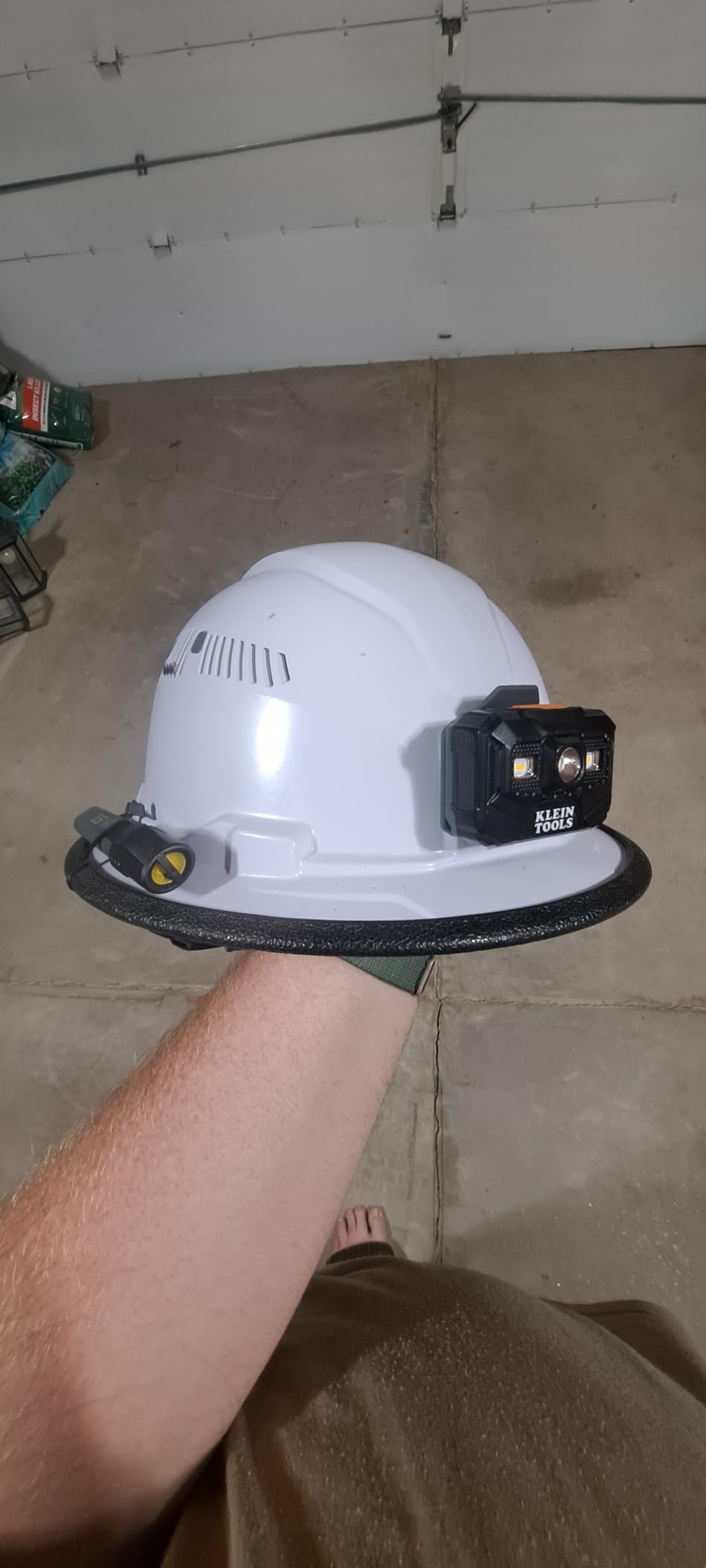Klein Tools 60407RL Hard Hat, Rechargeable Headlamp, Vented, Full Brim Style, Padded Self-Wicking Odor-Resistant Sweatband, White customer photo 1