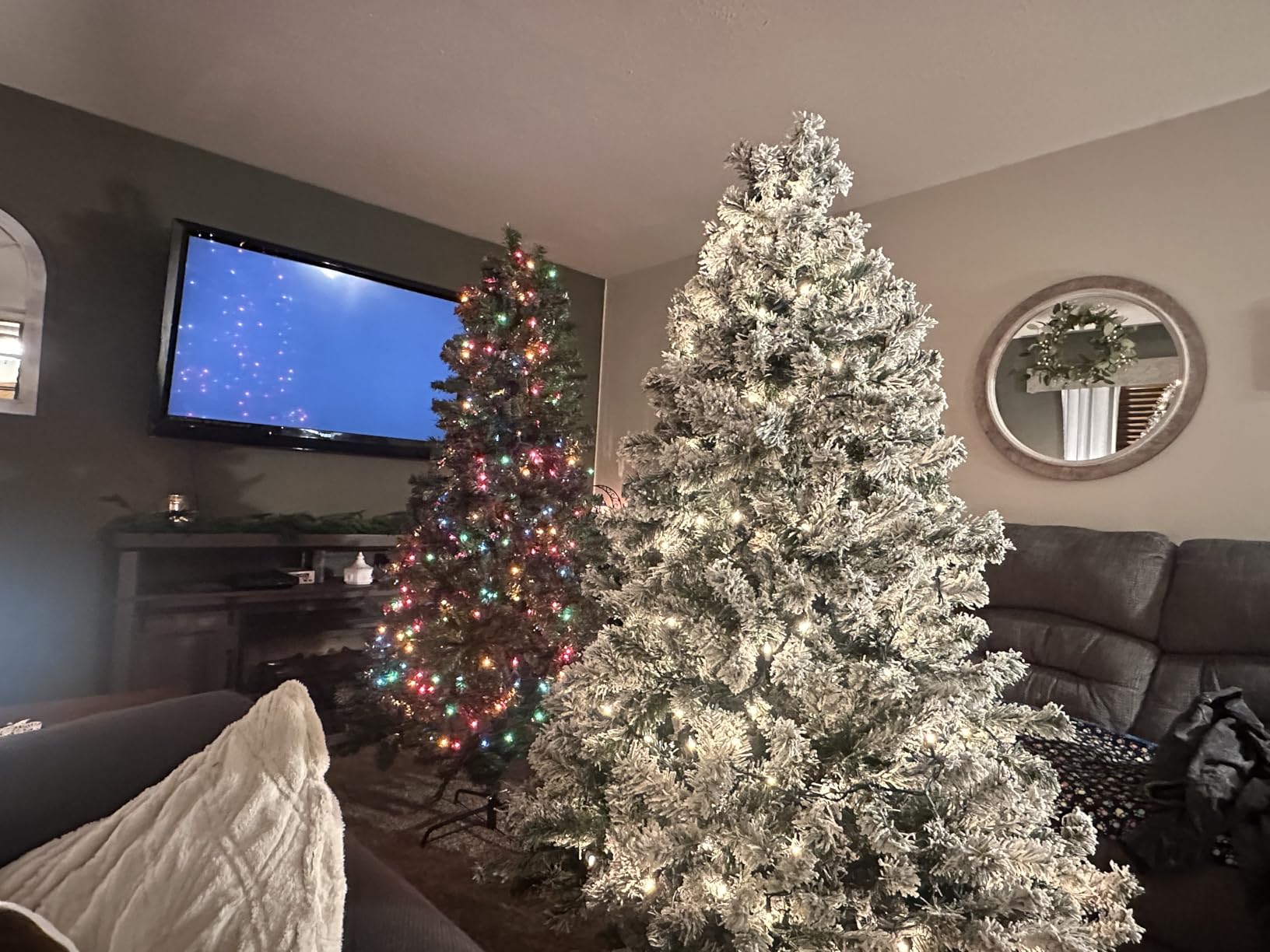 Yaheetech 7.5ft Premium Snow Flocked Hinged Artificial Christmas Fake Spruce Full Tree for Home Office Party Decoration with 1284 Branch White Snow Tips and Metal Stand customer photo 1