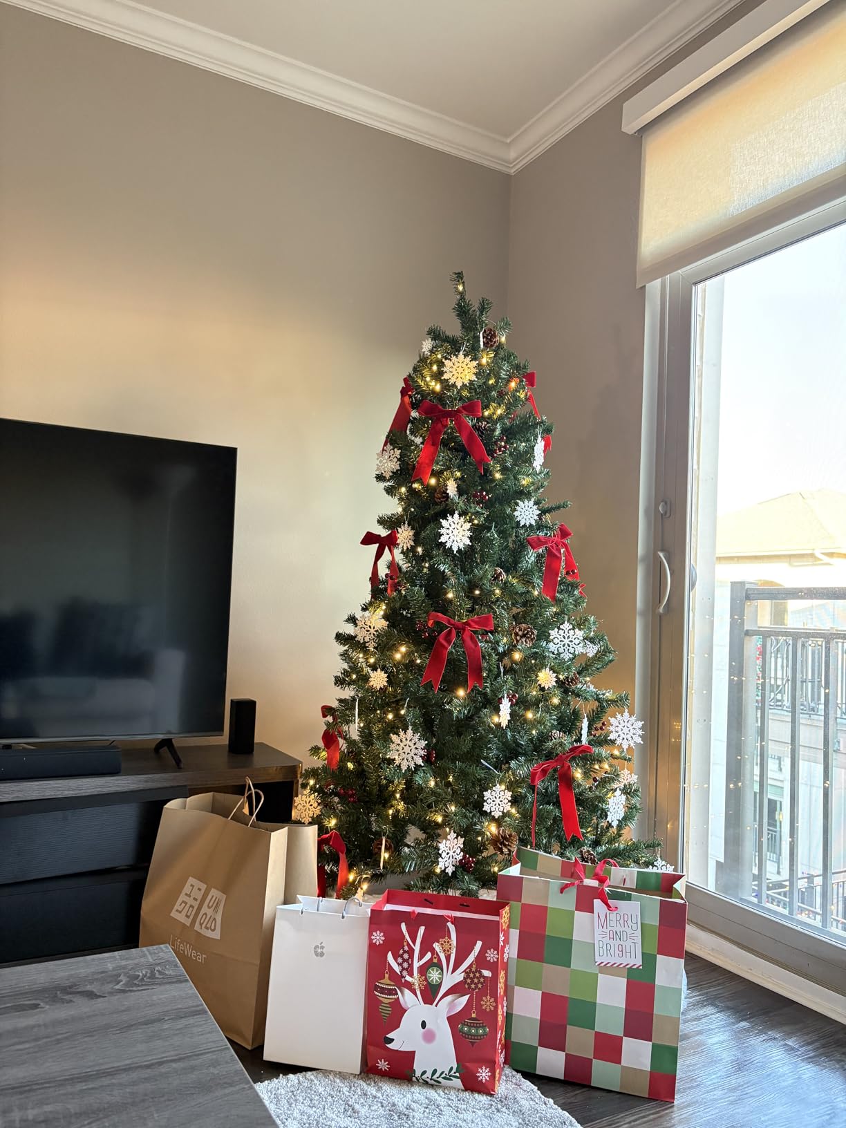 Best Choice Products 6ft Pre-Lit Pre-Decorated Spruce Hinged Artificial Christmas Tree w/ 798 Tips, Pinecones, Berries, 250 Lights, Metal Base customer photo 2