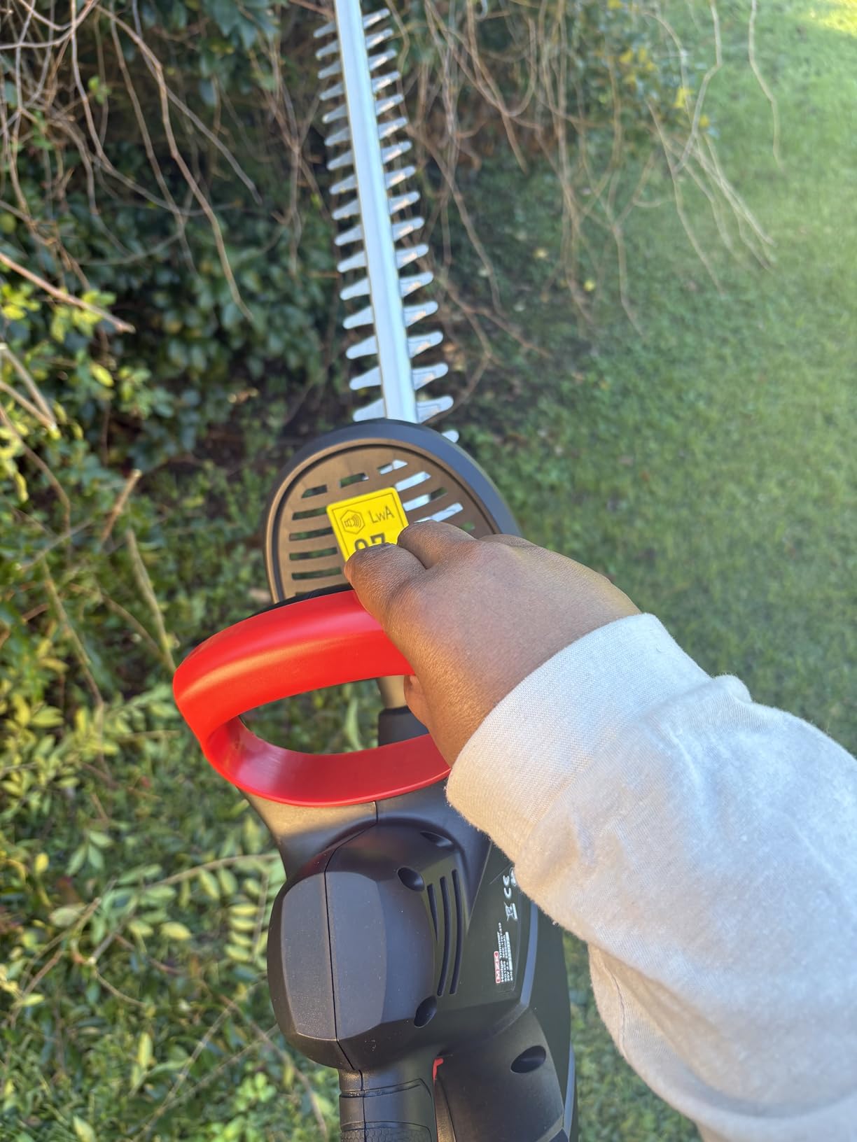 MZK 22'' Cordless Hedge Trimmer, 20V Bush Trimmer, Handheld Hedge Cutter, Lightweight & Compact, Battery & Charger Included customer photo 1