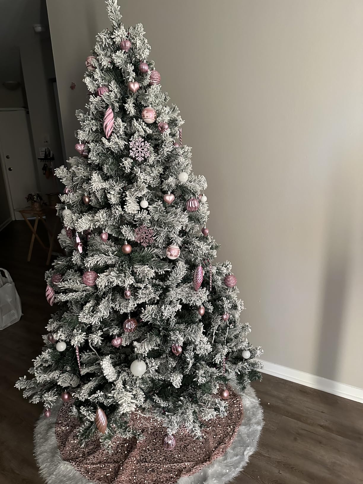 Yaheetech 6ft Snow Flocked Pre-lit Christmas Tree with 250 Warm White Lights, 820 Lush Branch Tips & Quick-Assembly Hinged Design, Full Artificial Xmas Tree for Winter Holiday Decor, Green & White customer photo 1