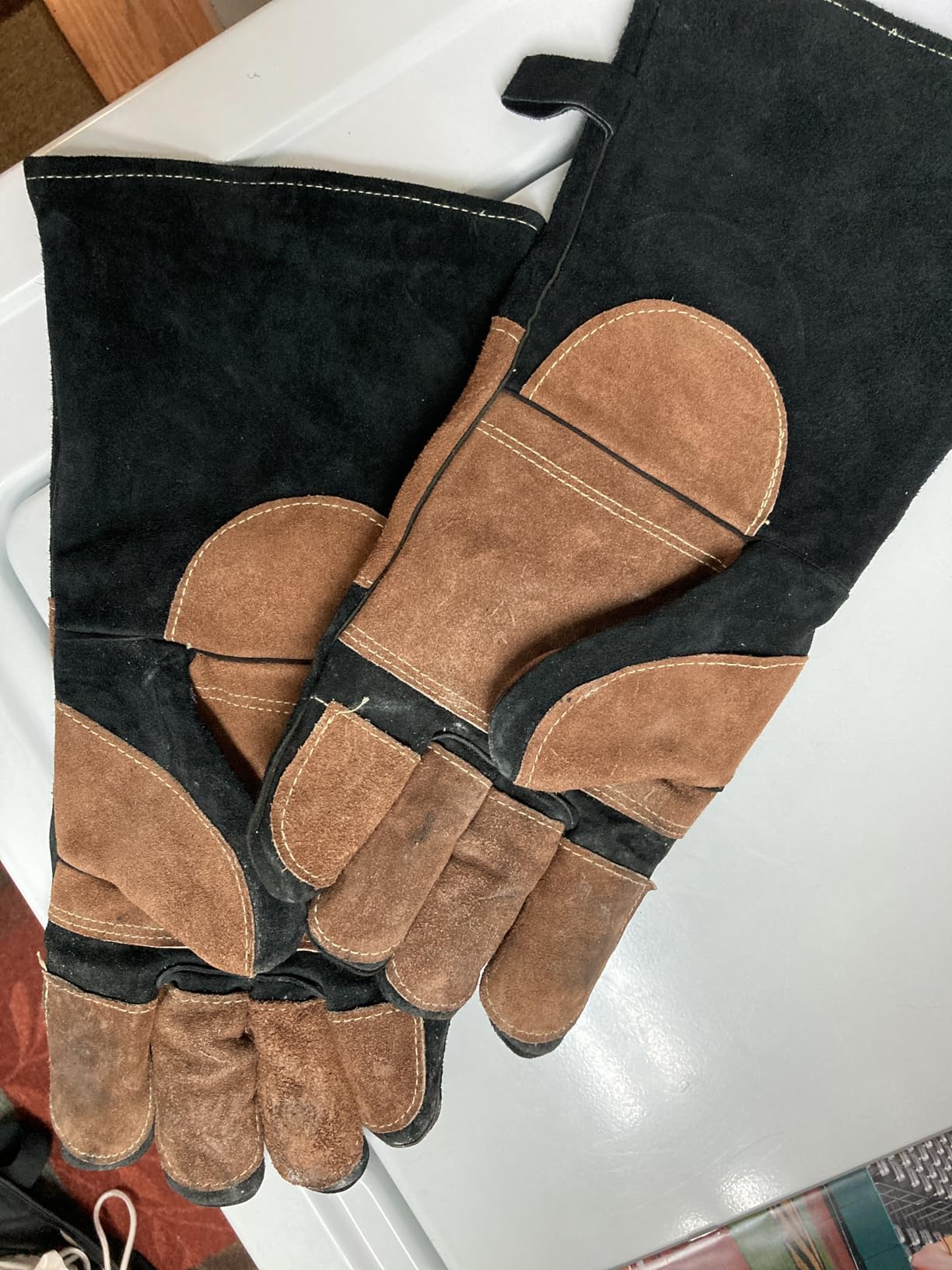 TOPDC Welding Gloves 16 Inches 932ℇ Fire/Heat Resistant Leather Welding Gloves For Mig, Tig, Stick, Forge, BBQ, Grill, Fireplace, Wood Stove, Furnace, Oven, Animal Handling customer photo 1