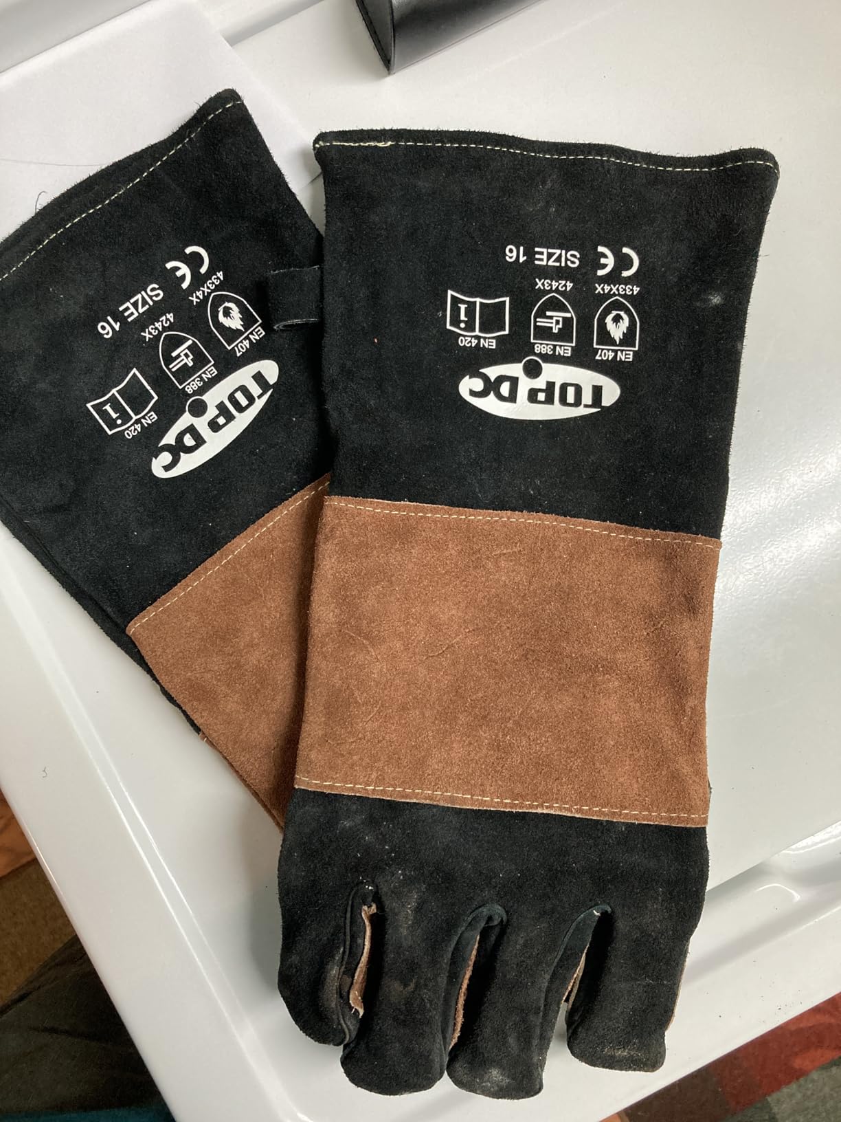 TOPDC Welding Gloves 16 Inches 932ℇ Fire/Heat Resistant Leather Welding Gloves For Mig, Tig, Stick, Forge, BBQ, Grill, Fireplace, Wood Stove, Furnace, Oven, Animal Handling customer photo 2